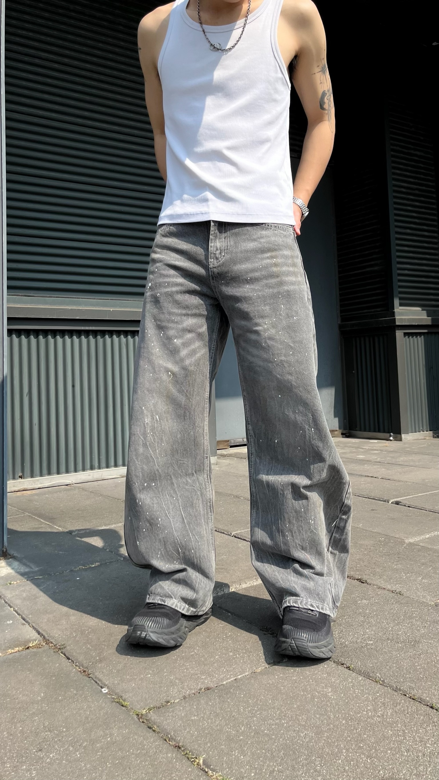 極簡潑漆彎刀牛仔褲