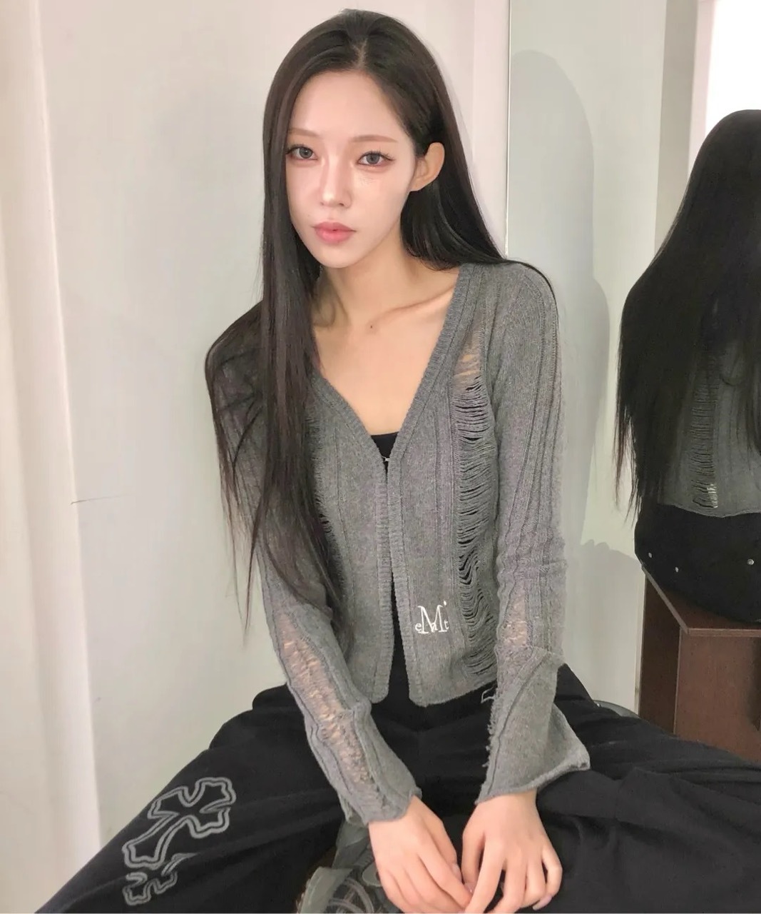 韓國限定🇰🇷 MUCENT NUBI DAMAGE SLIM CARDIGAN 刷破 復古 破洞 開襟衫 罩衫 / 預購