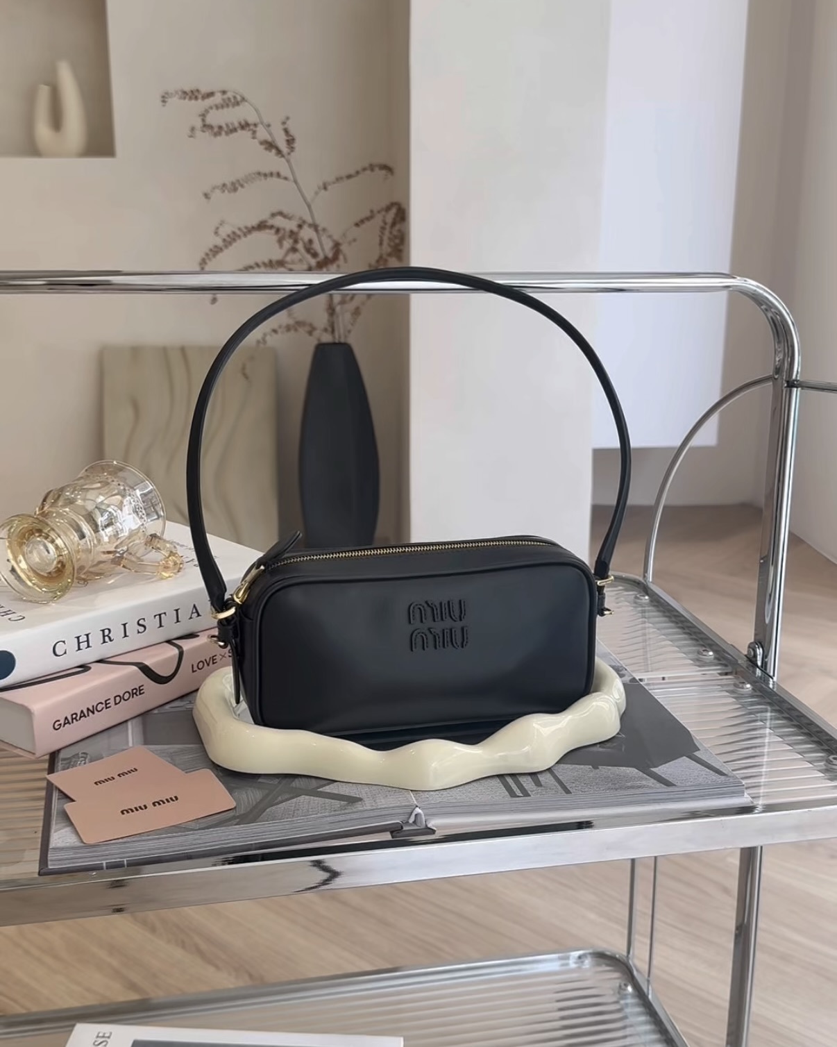 MIUMIU｜皮革腋下包 黑色