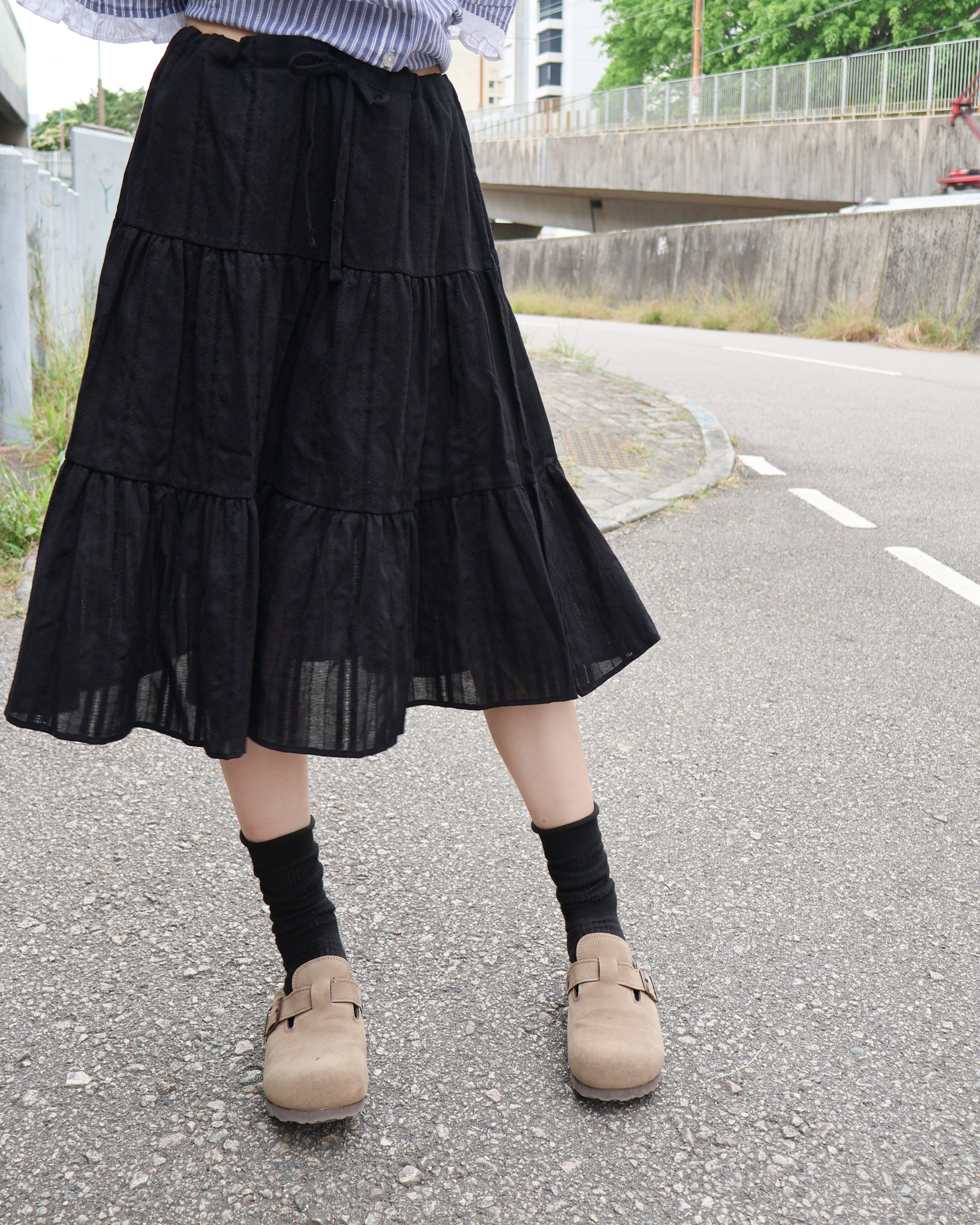 韓妞大熱！暗直紋蛋糕中長裙 · 2色入