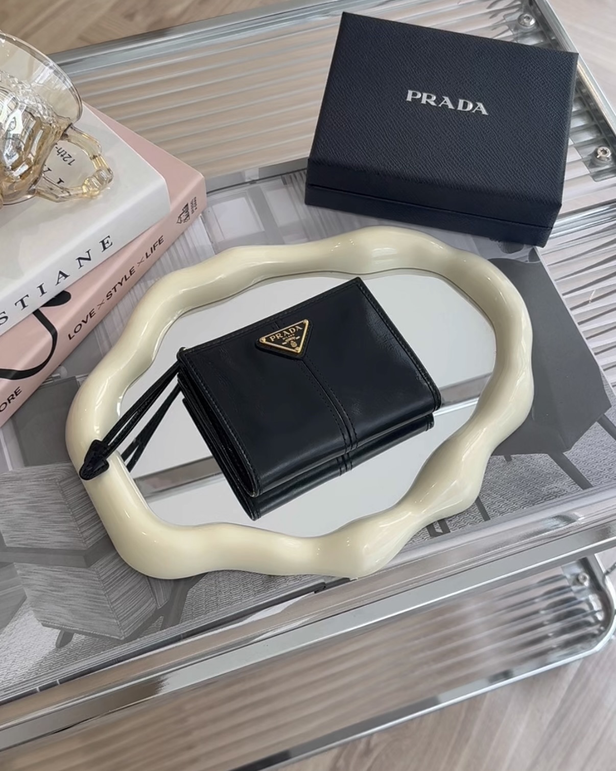 PRADA｜一字拉鍊皮革對開零錢短夾 黑色