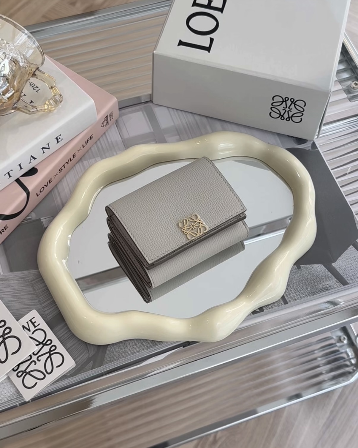 LOEWE｜卵石小牛皮按扣三折短夾 淺幽靈色