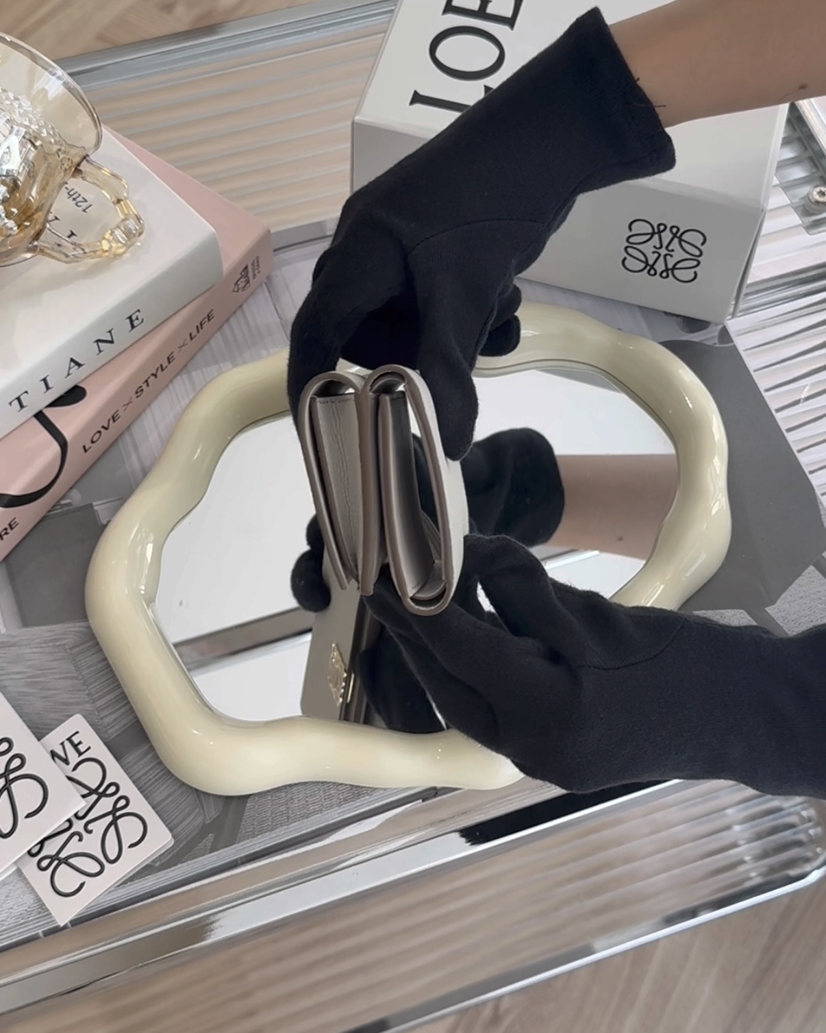 LOEWE｜卵石小牛皮按扣三折短夾 淺幽靈色