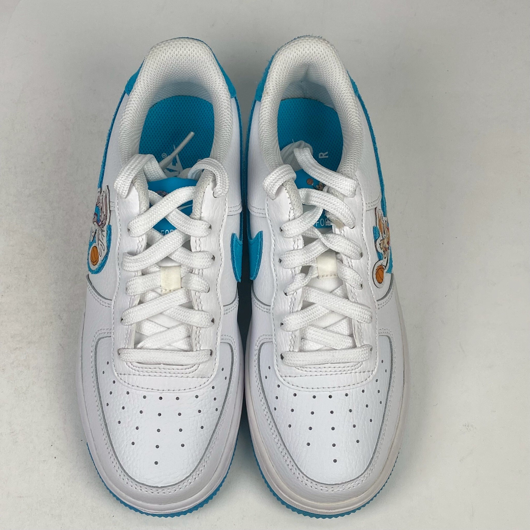 右腳鞋舌上鞋帶孔發黃,左右腳中底色差 DM3353-100/4.5Y NIKE AIR FORCE 1 GS 怪物奇兵 兔寶寶 兔巴哥 白藍 大童鞋