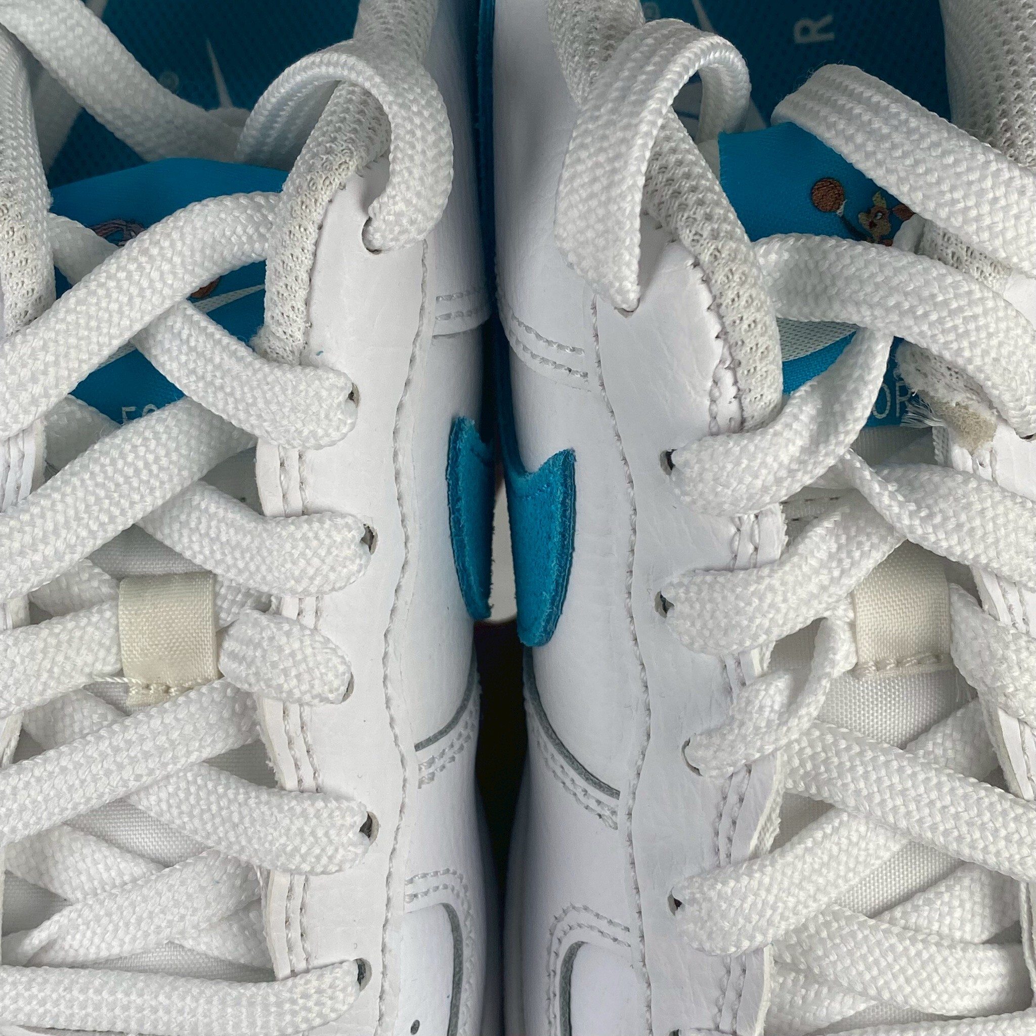 右腳鞋舌上鞋帶孔發黃,左右腳中底色差 DM3353-100/4.5Y NIKE AIR FORCE 1 GS 怪物奇兵 兔寶寶 兔巴哥 白藍 大童鞋