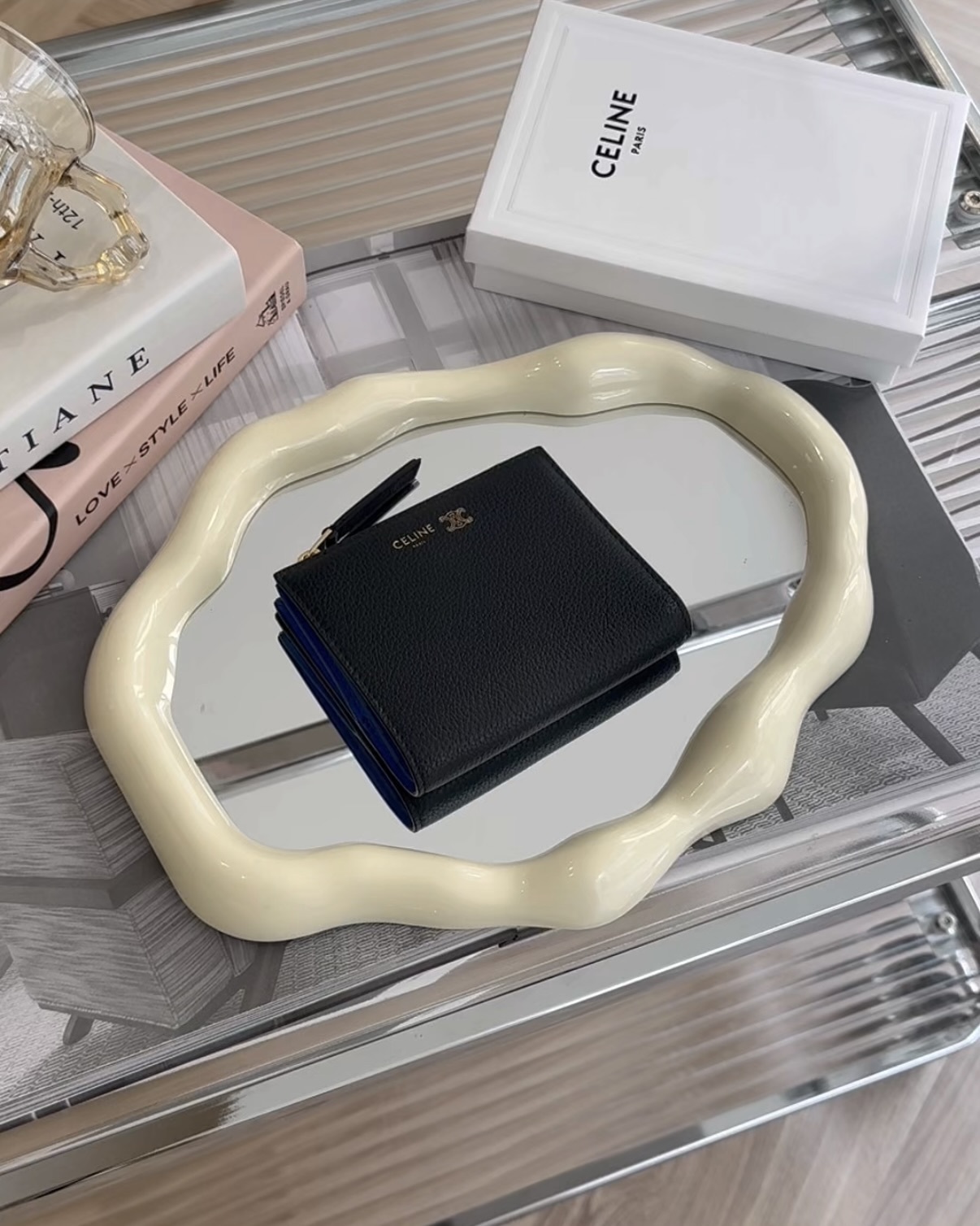 CELINE｜粒面小牛皮一字拉鍊對開短夾 黑色/藍色