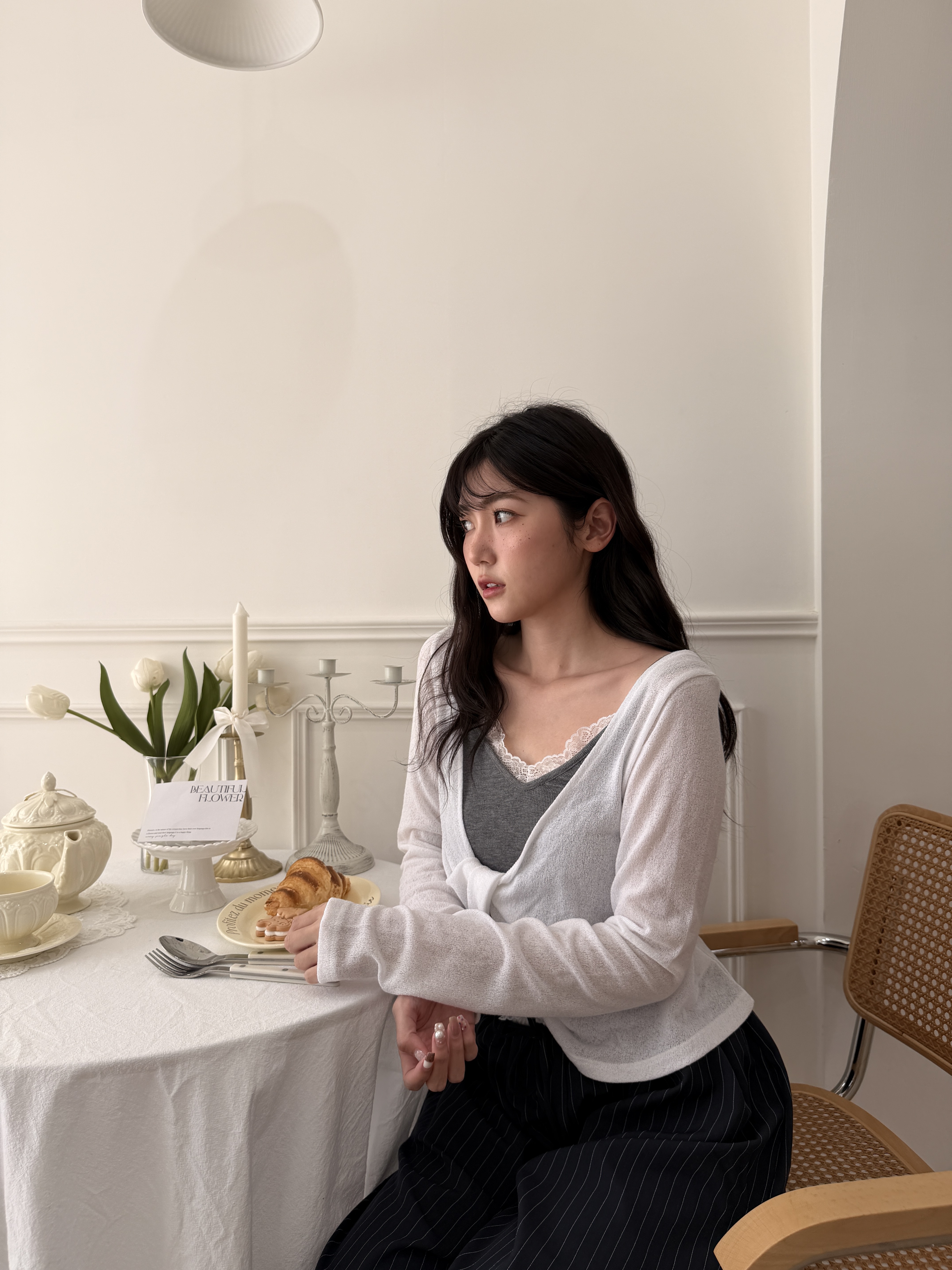 🌷顯瘦扭結造型上衣 (白色)