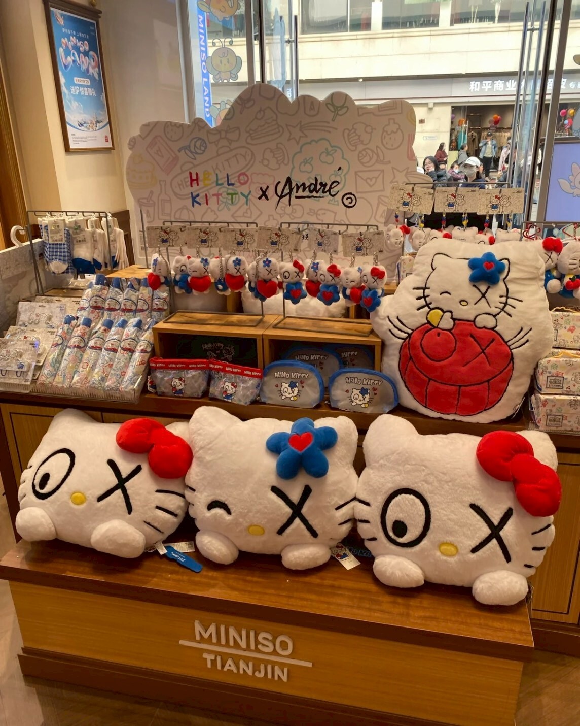 <正版授權>MINISO x Andr Saraiva x Hello Kitty 聯名周邊 抱枕 娃娃 吊飾 收納包 斜跨包