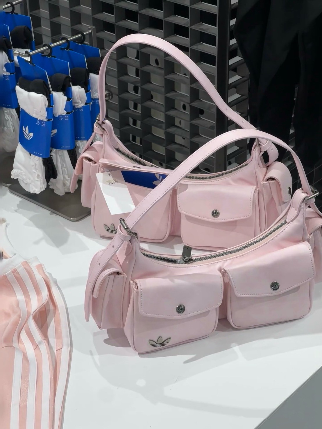 【預購】ADIDAS CLASSIC SPORT WOMEN SHOULDER BAG 淡粉櫻花色 皮革 機車包 KW4749