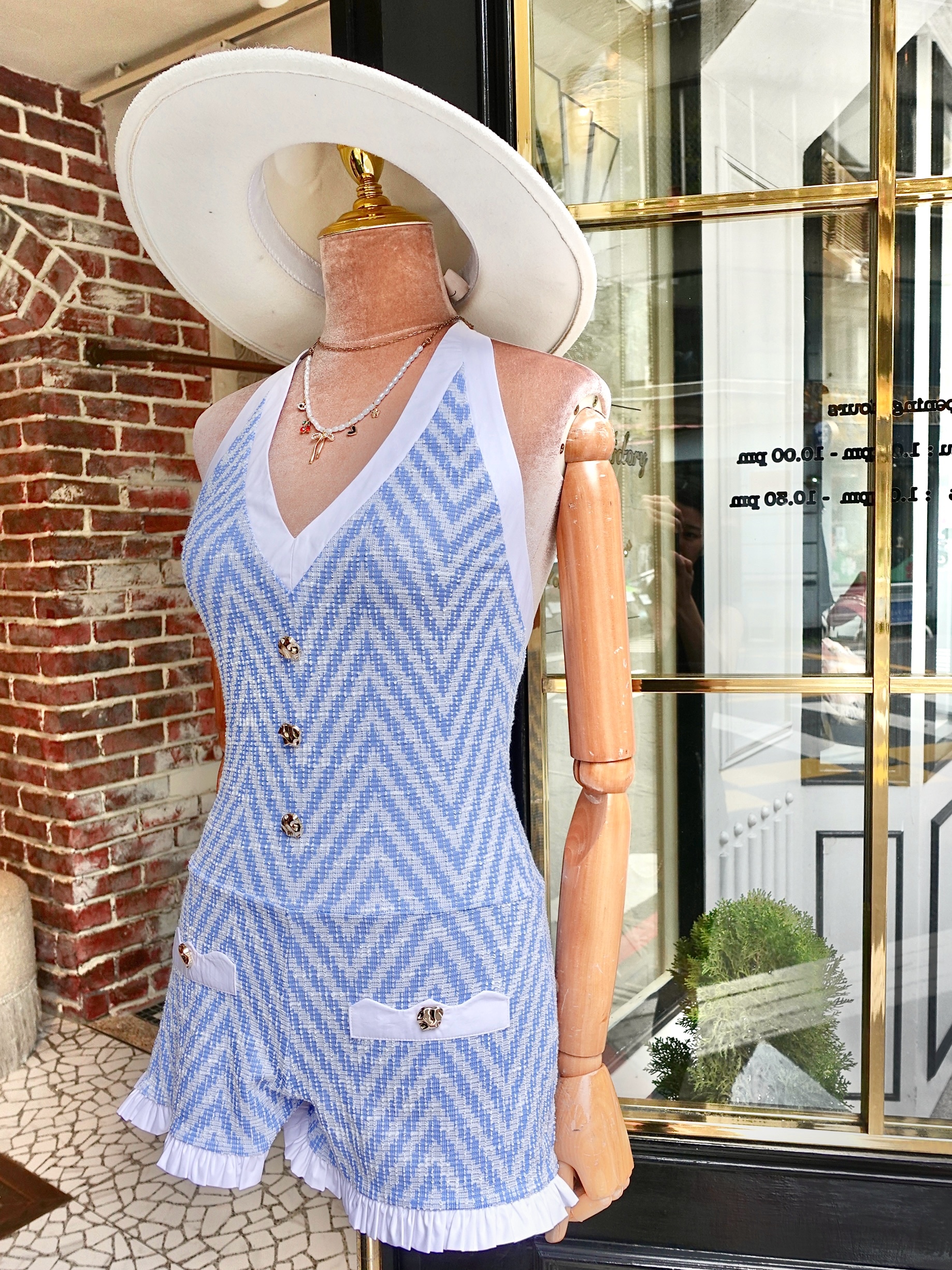 Lux Sunday水藍色立體紋路露背連身短褲