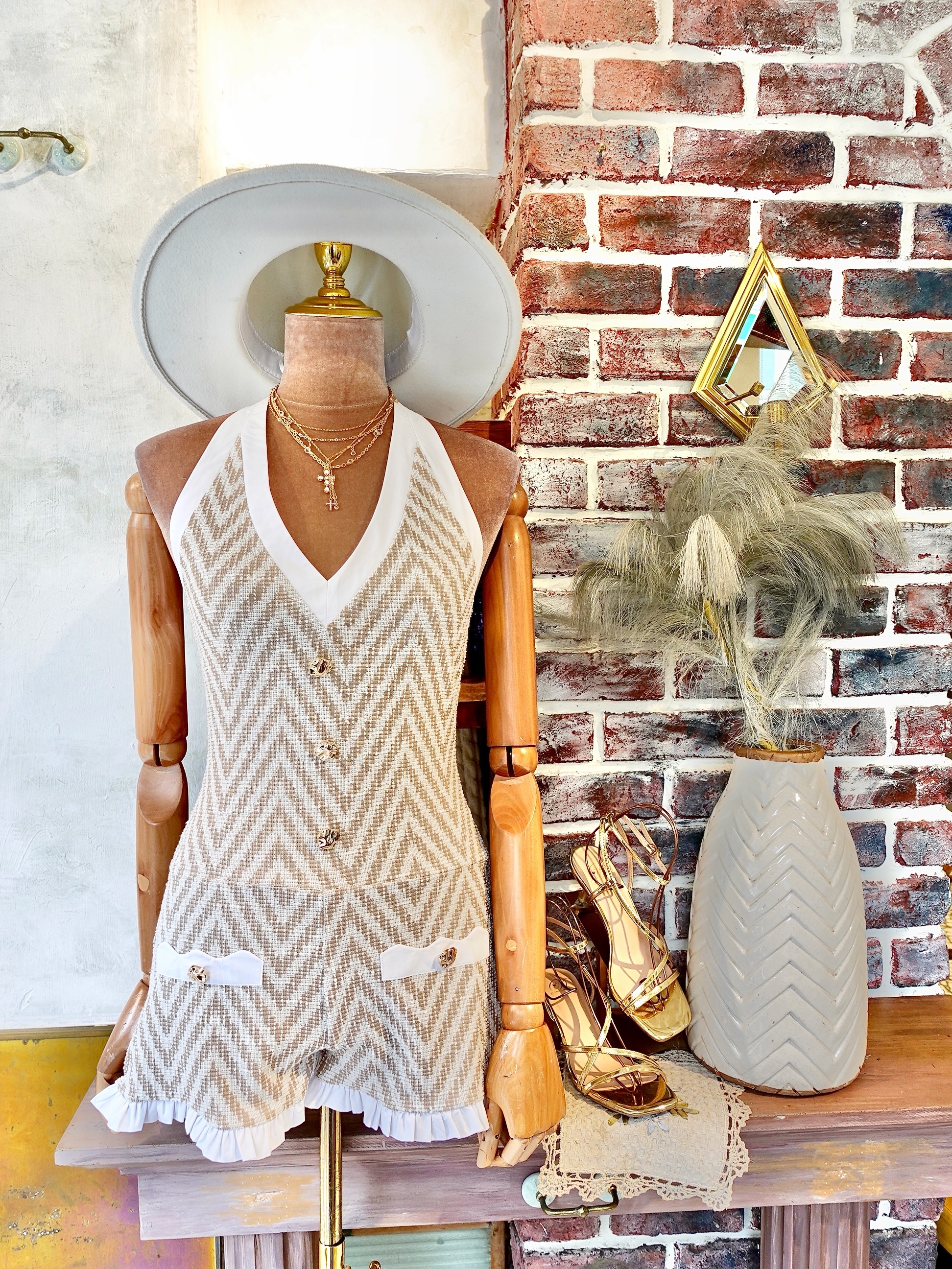 Lux Sunday白褐色立體紋路露背連身短褲