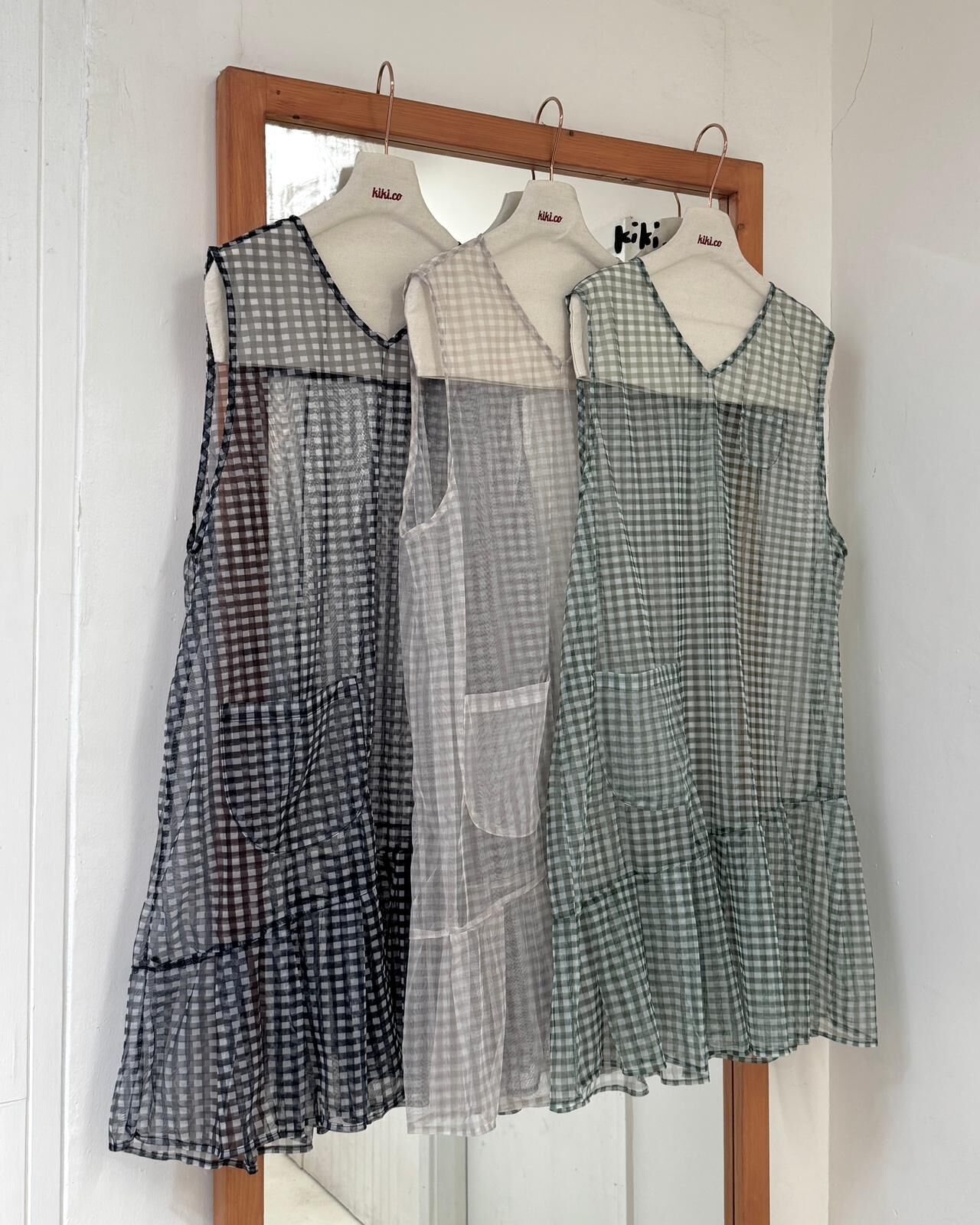 V領大小口袋傘邊透紗格仔背心