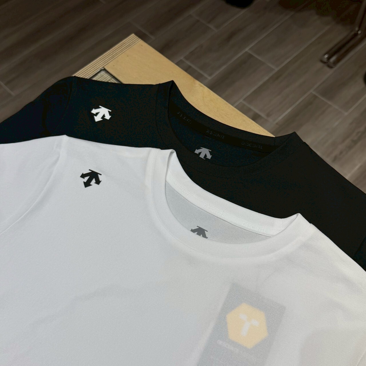 Descente 迪桑特 經典運動短袖 SR123UTS11-W