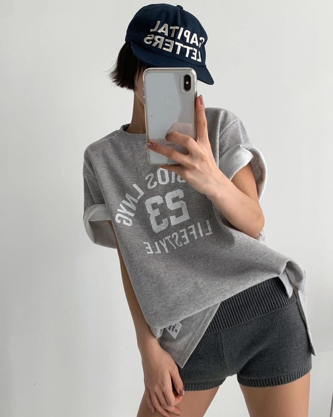 【時髦百搭的美式字母下小標開叉造型棉tee】（現貨）