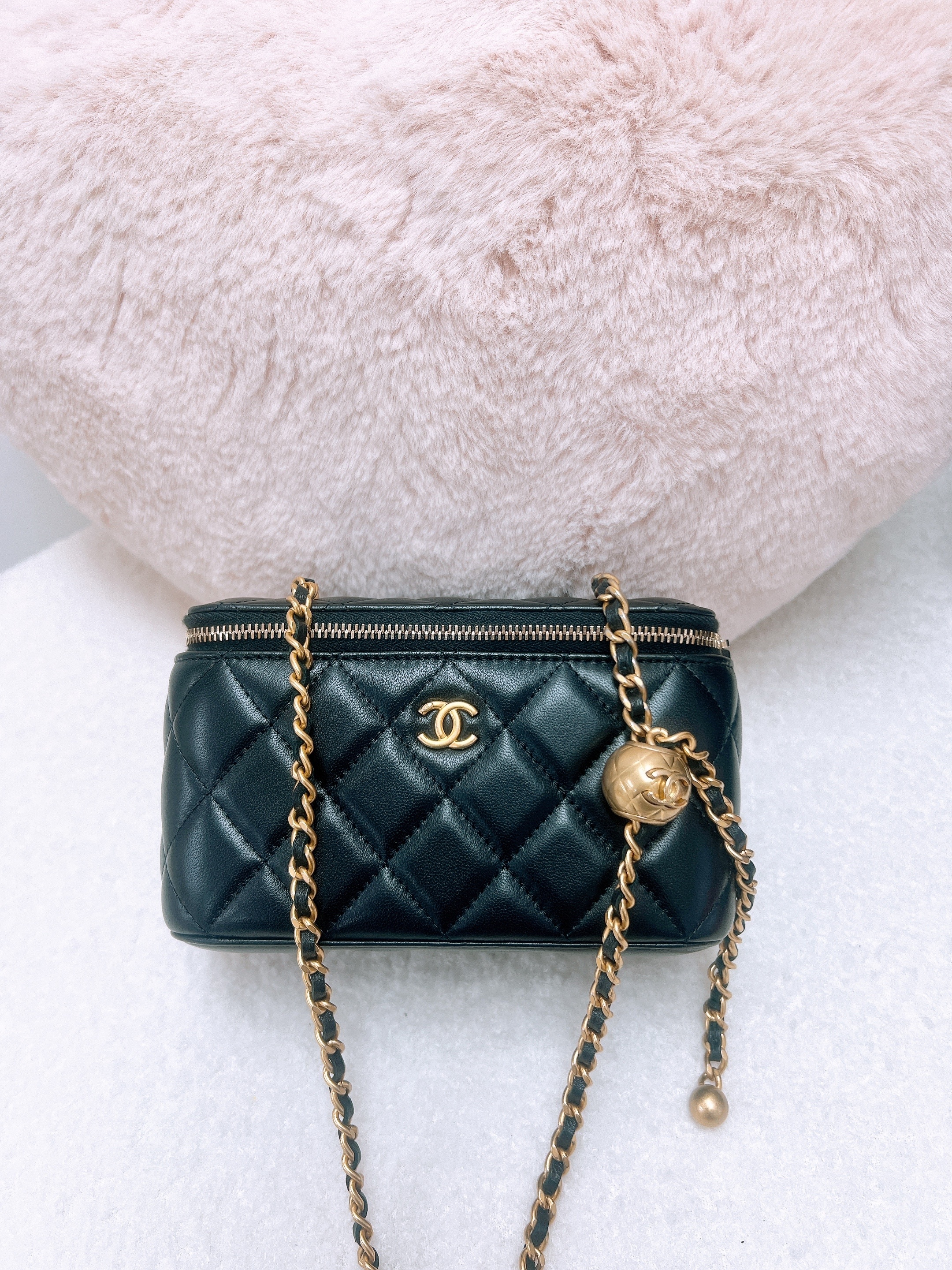 Chanel vanity with pearl crush (black lambskin/ GHW) 黑色金球