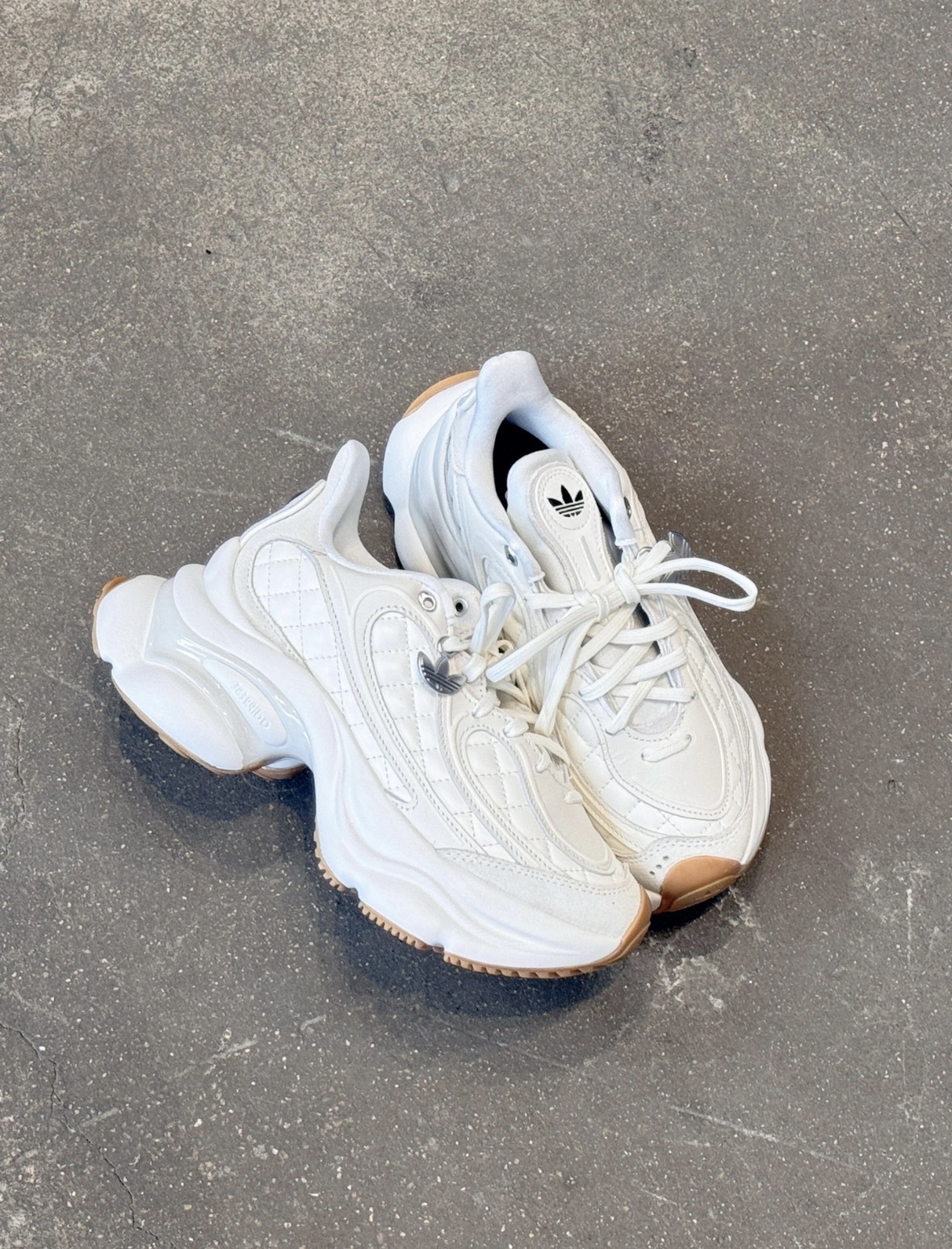 Adidas Originals Ozvenuz 小香風 菱格紋 米白色 皮革 厚底 老爹鞋 女款 HQ2643/預購