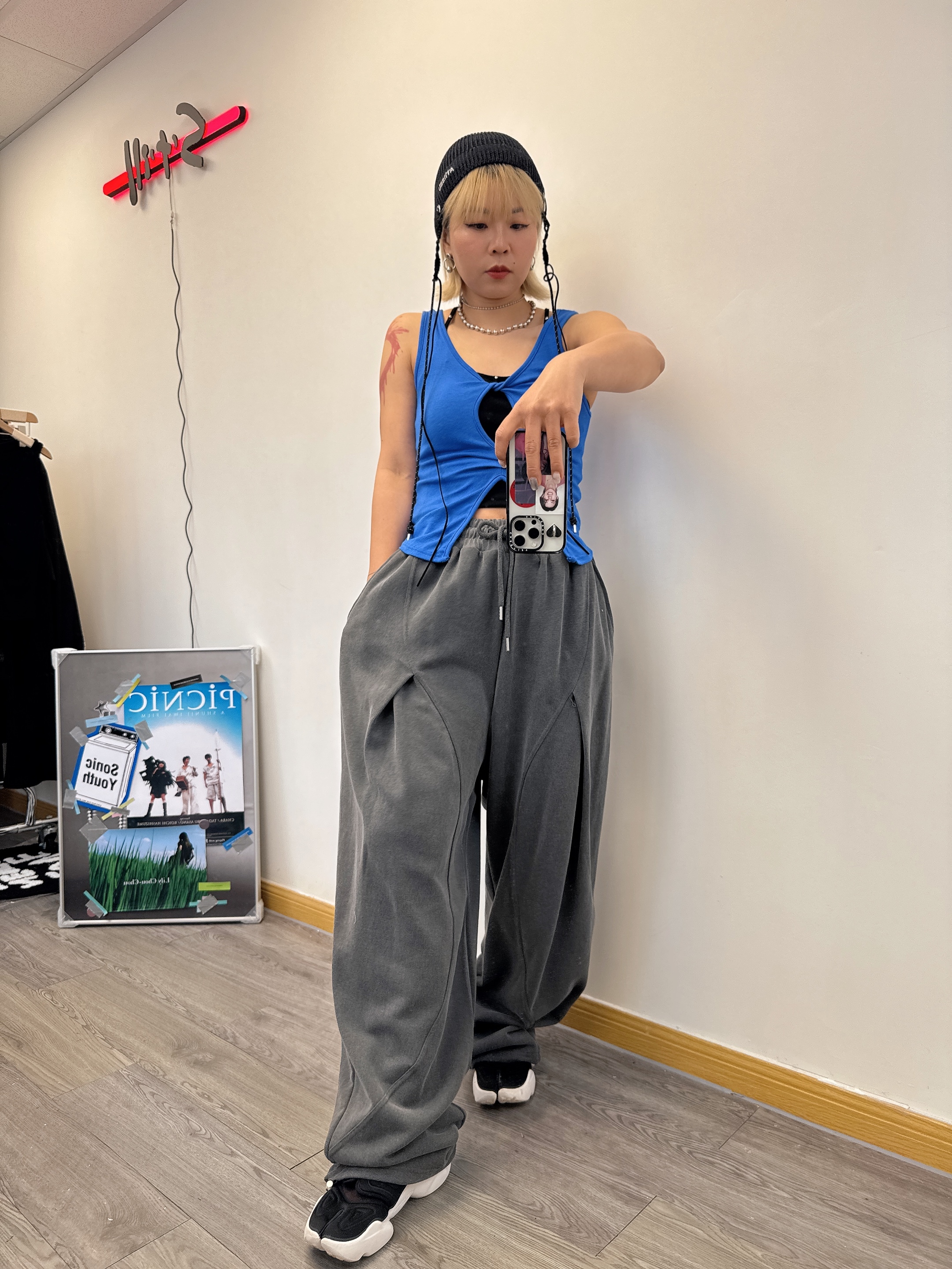 灰色剪裁橡筋褲