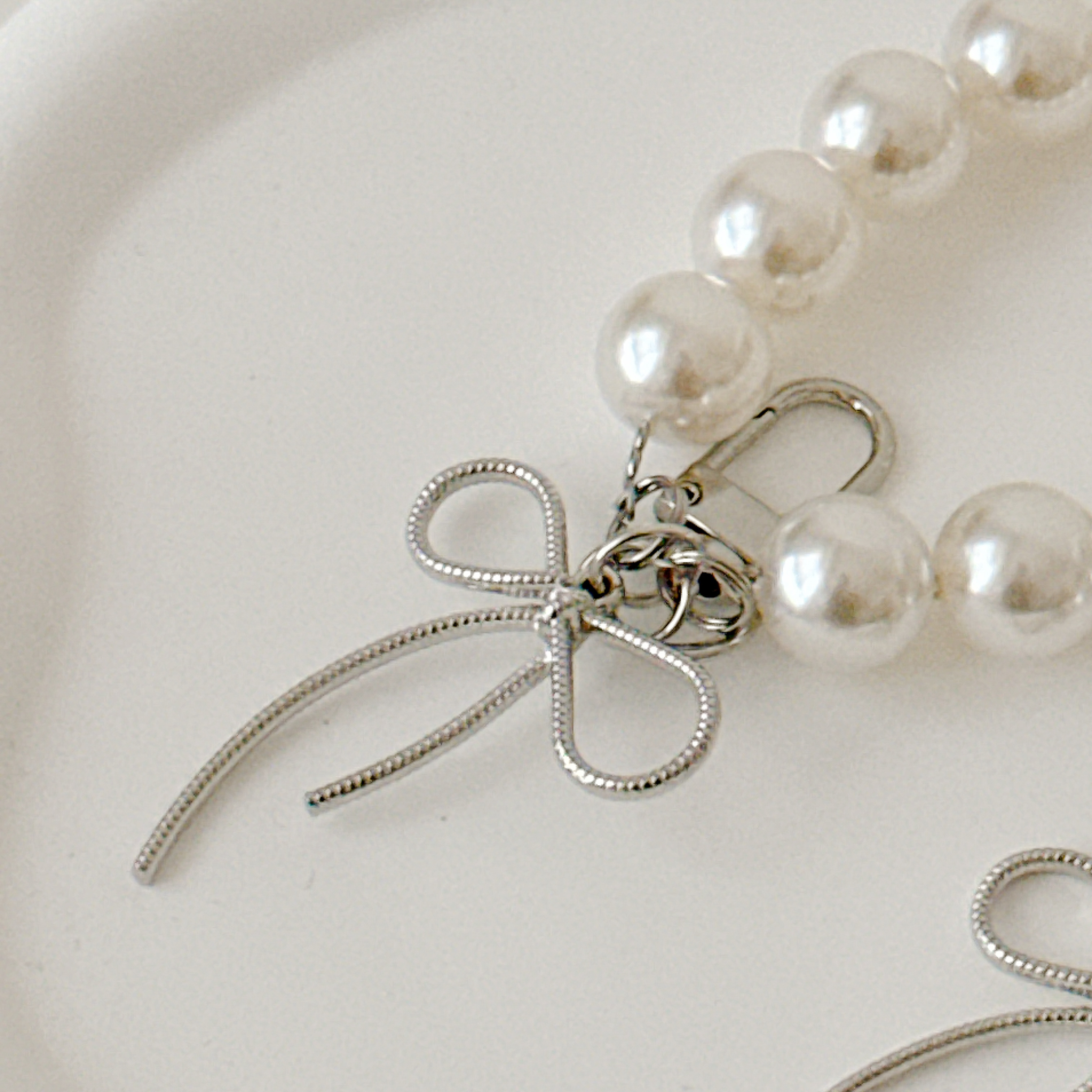 部份現貨🚚簡約Ins蝴蝶結串珠掛繩💕共2色