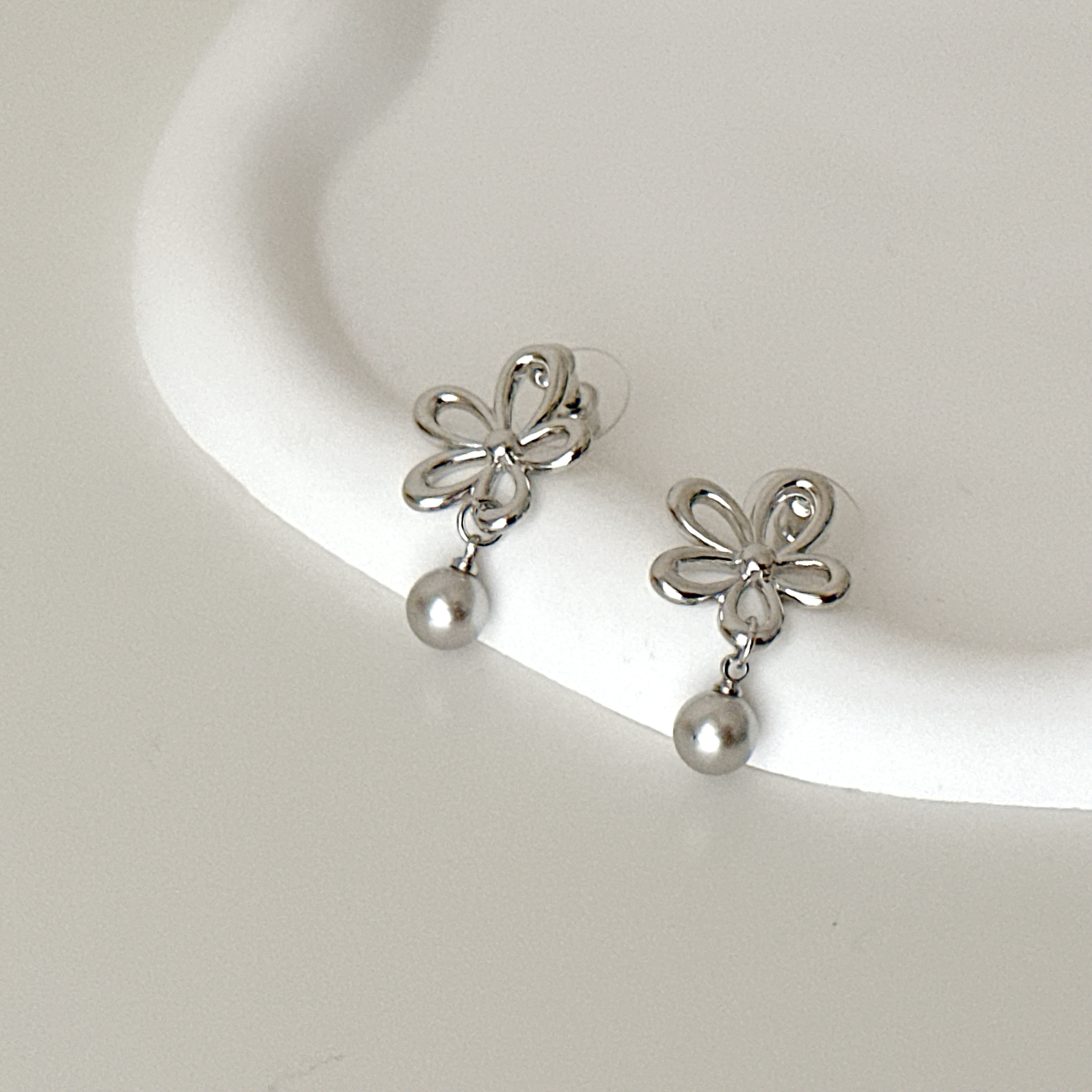 現貨🚚日系手繪花花掛珠耳環(耳針式)💕