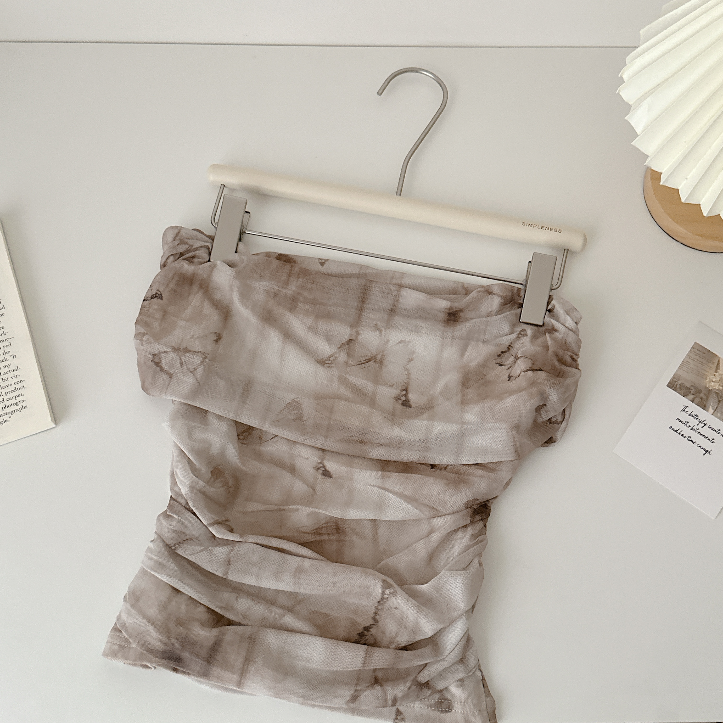 現貨🚚小眾特別款✨時髦潑墨側抓皺平口上衣💕