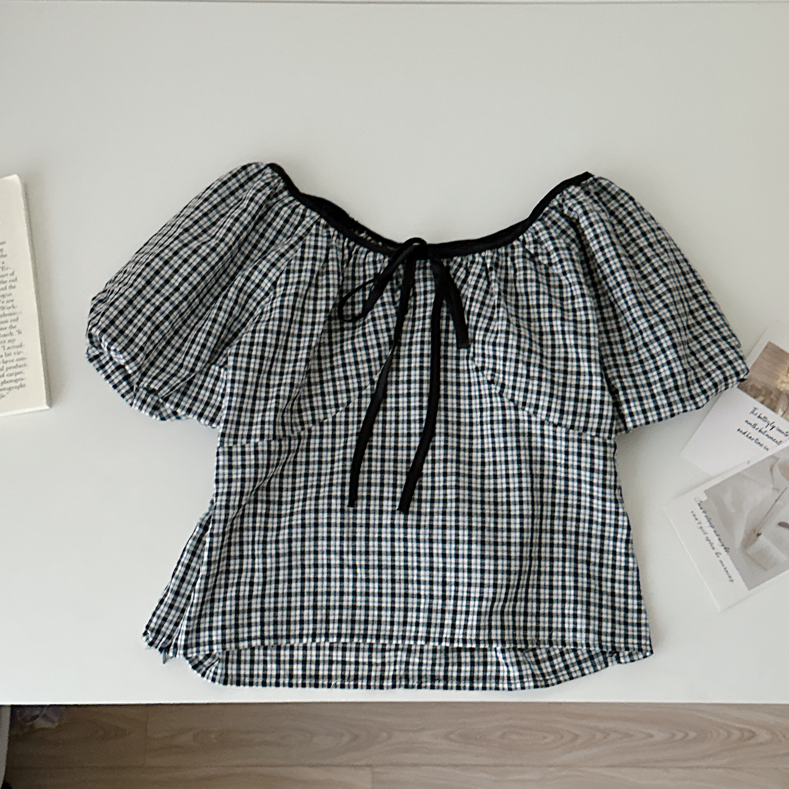 法式小辣妹滾邊黑格泡泡袖上衣💕