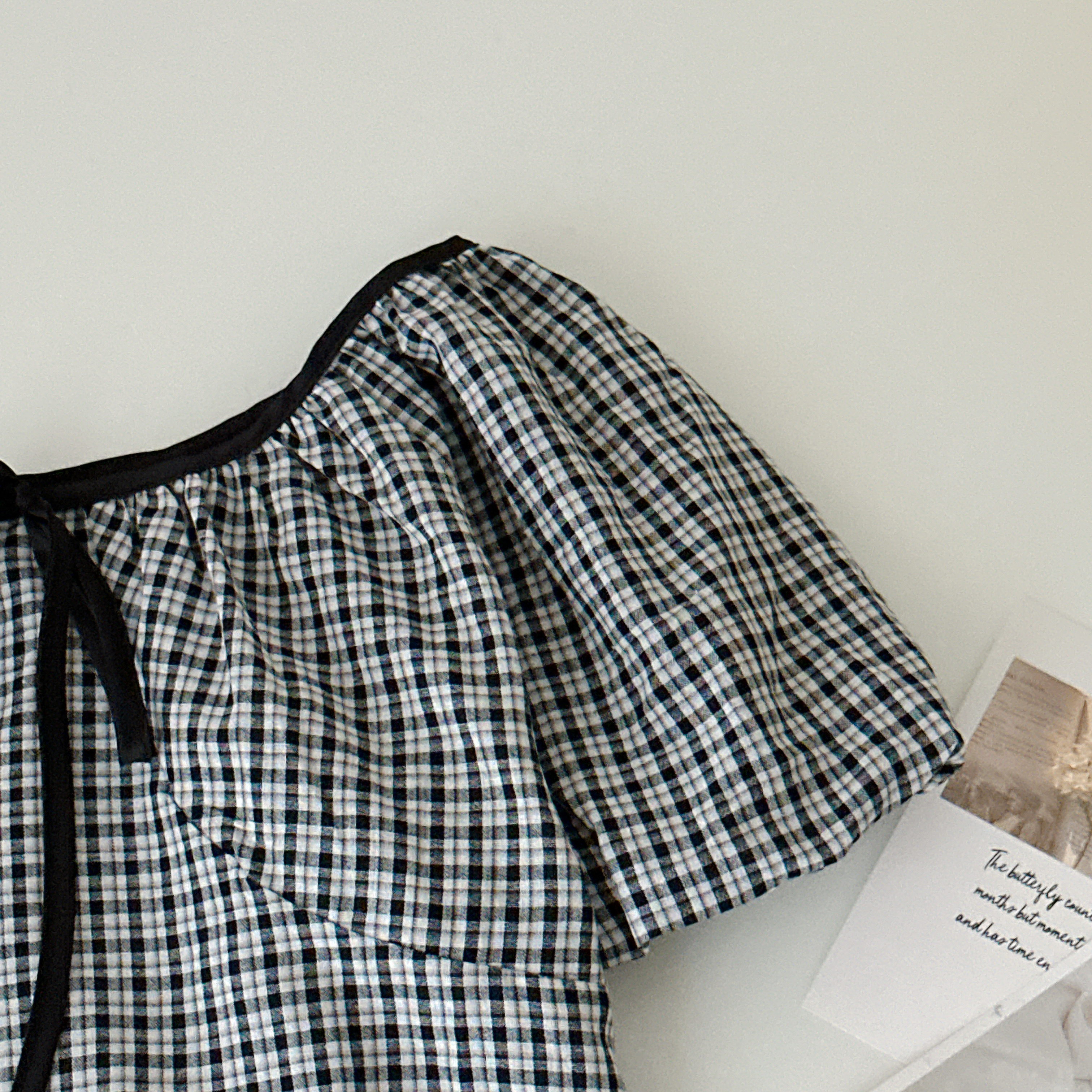 法式小辣妹滾邊黑格泡泡袖上衣💕