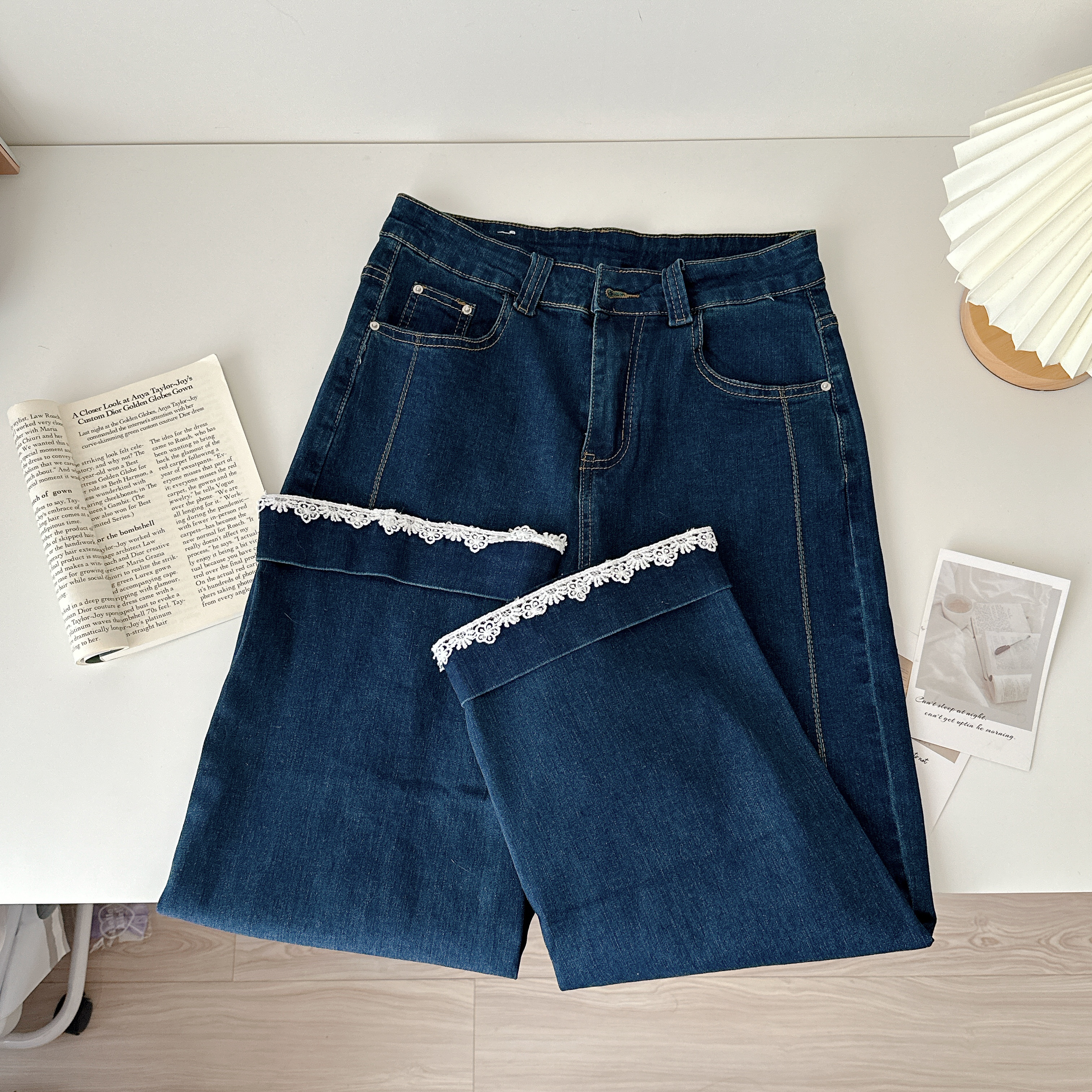 小個子放心收！微甜蕾絲花花滾邊車標牛仔褲💕