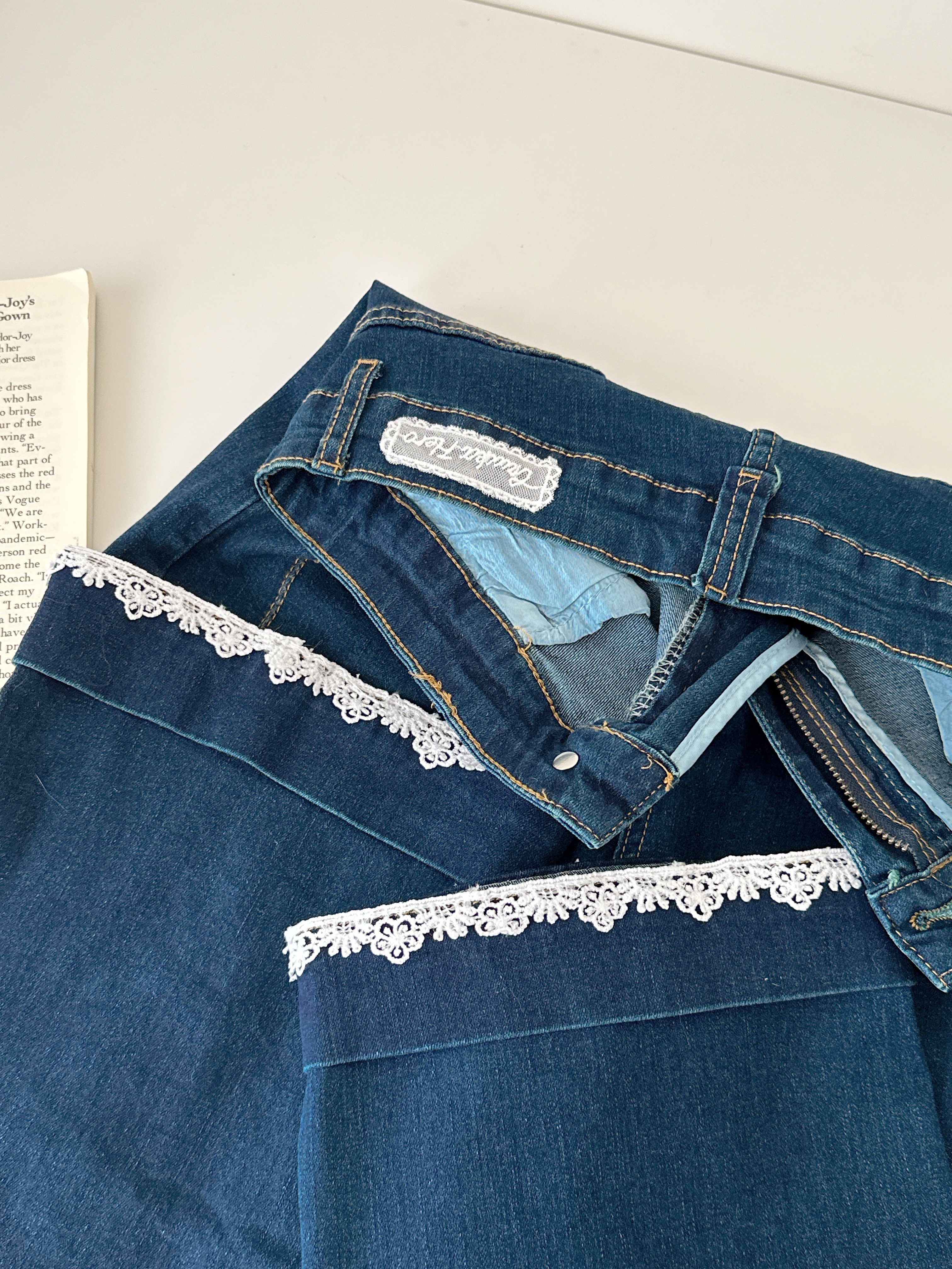 小個子放心收！微甜蕾絲花花滾邊車標牛仔褲💕