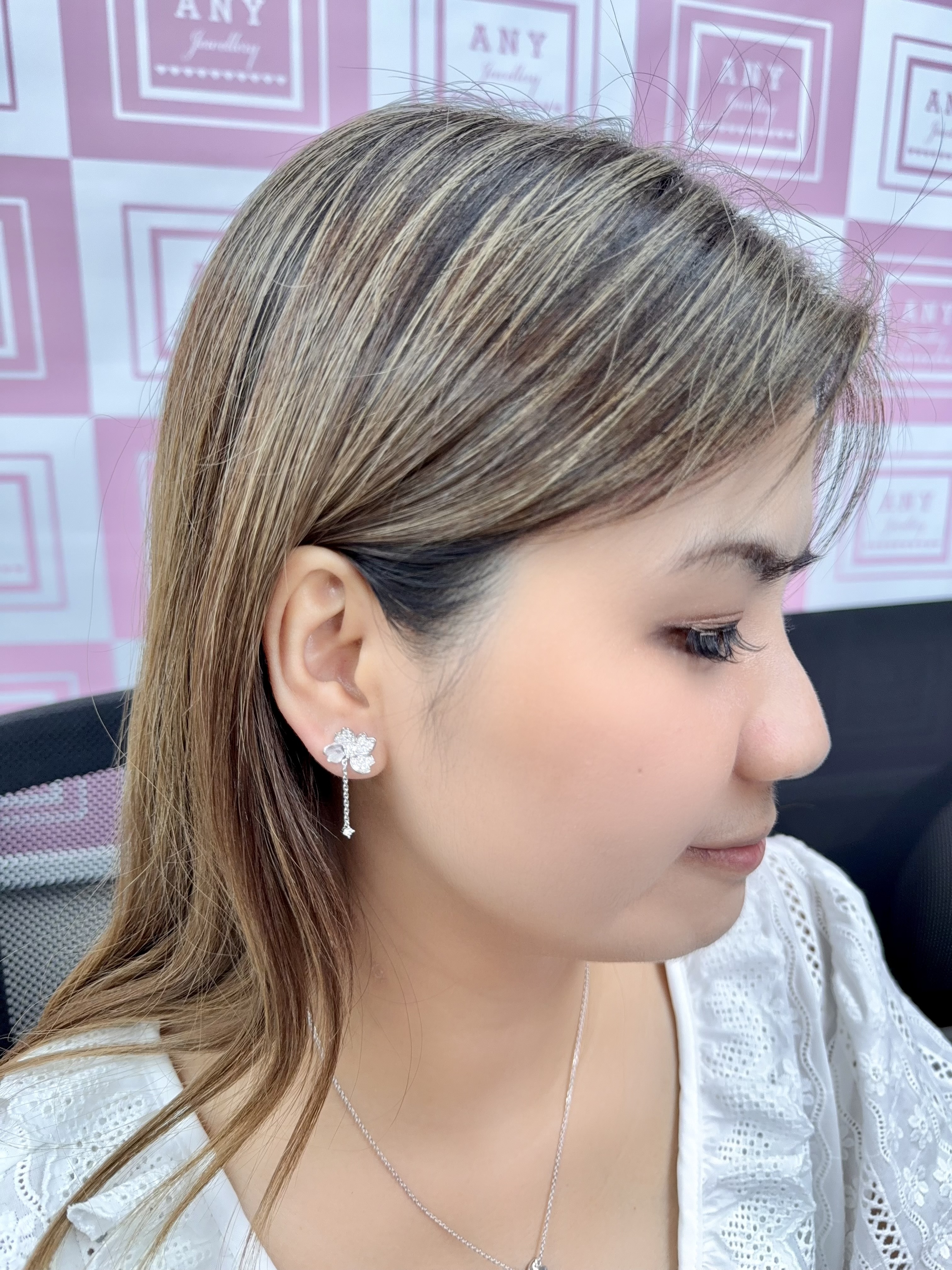 AQ06 E4109 Orchid Dew Earrings （莫桑） $398