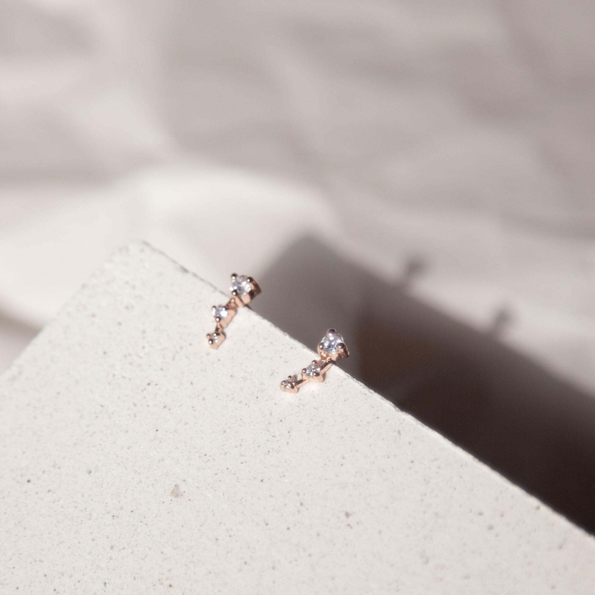 用精選鋯石排列而成的星星純銀耳環，可改耳夾，無耳洞可戴