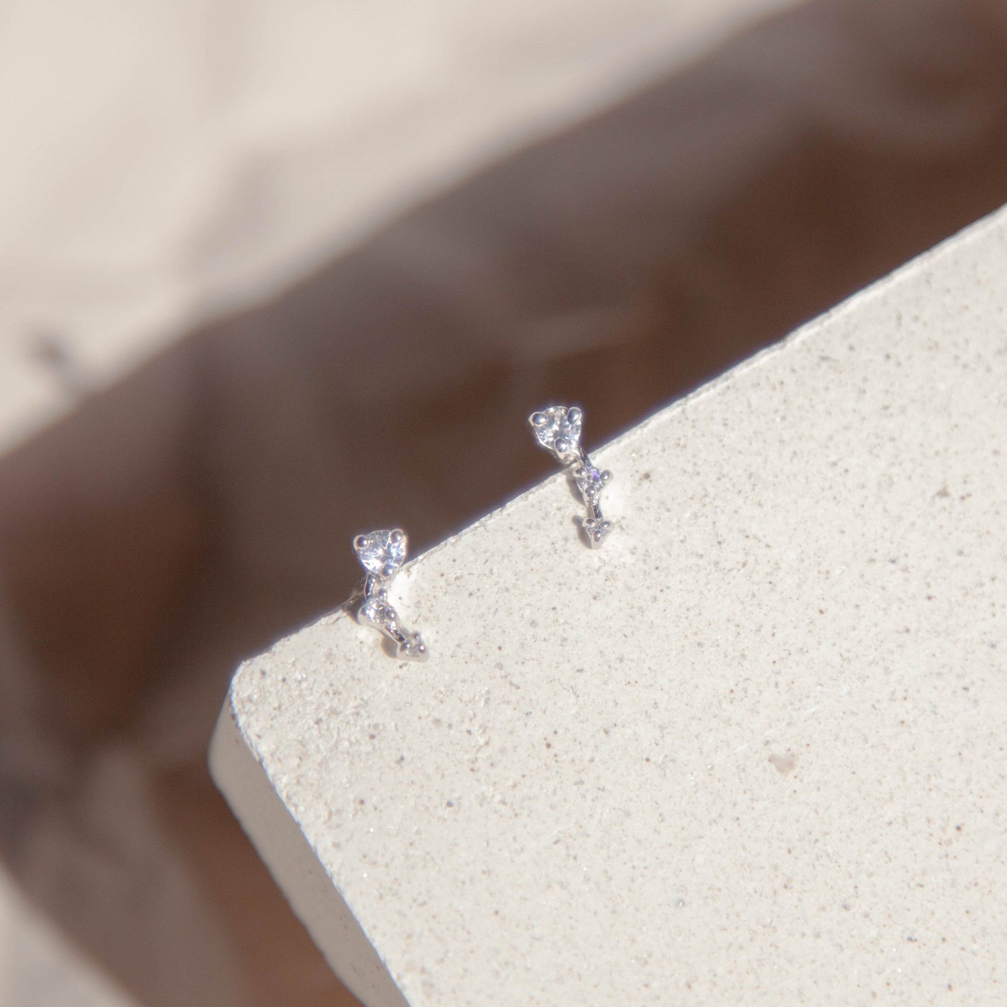 用精選鋯石排列而成的星星純銀耳環，可改耳夾，無耳洞可戴