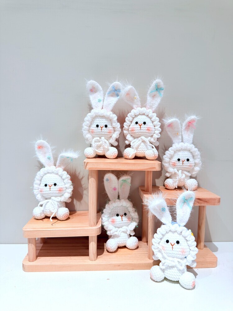 毛毛滾邊長耳白兔公仔(隨機)