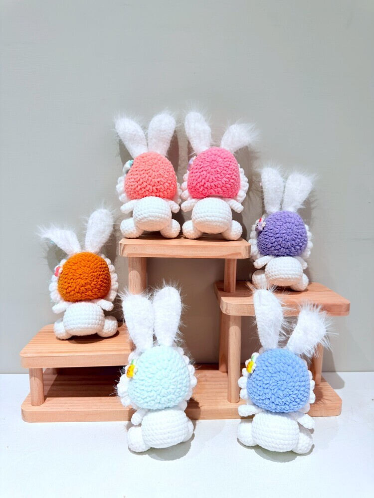 毛毛滾邊長耳白兔公仔(隨機)