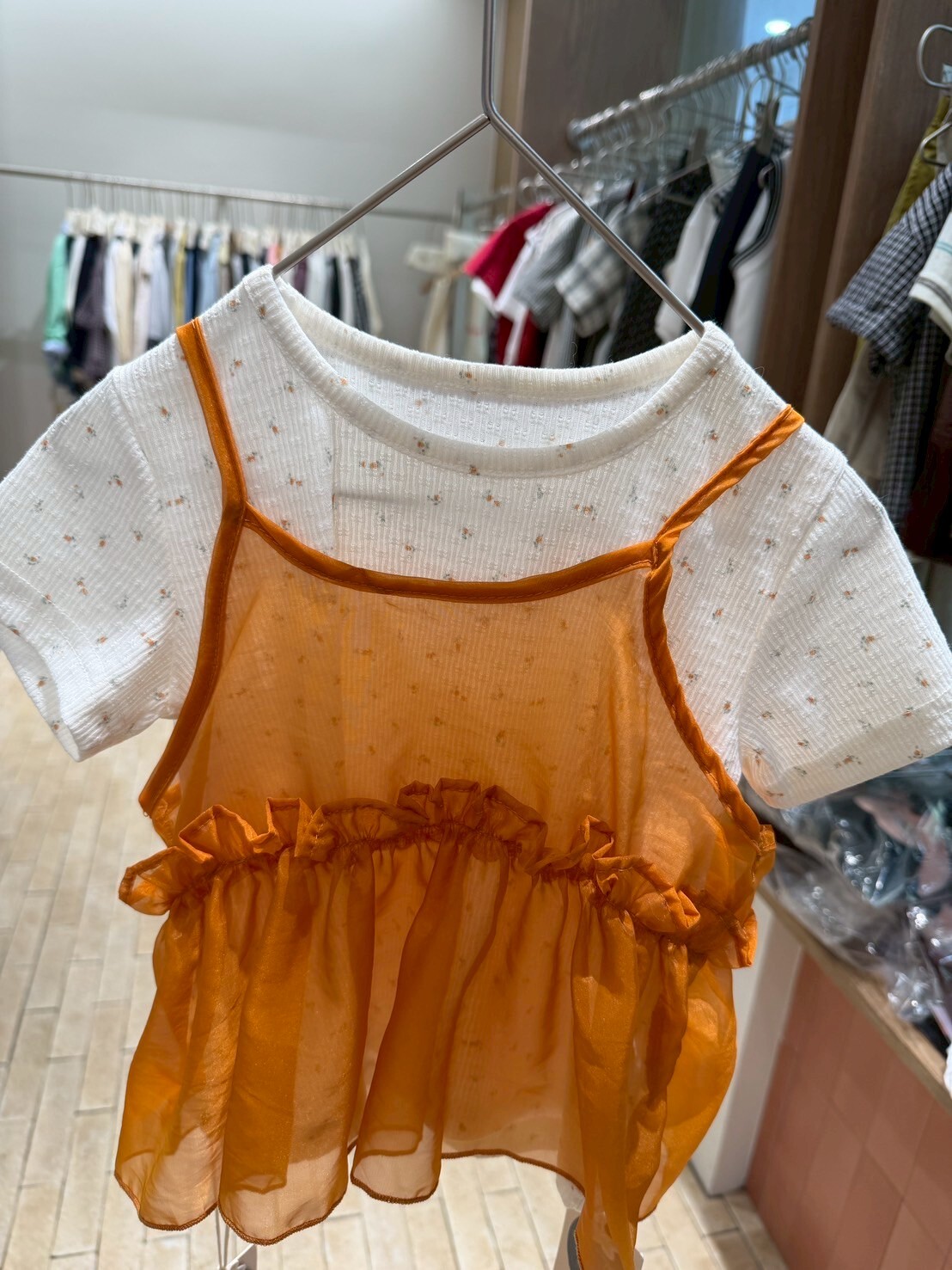 26192套 橘色疊穿紗網+花上衣