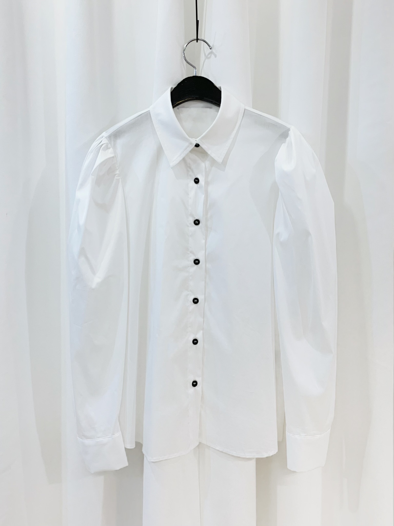 澎袖黑釦白襯衫