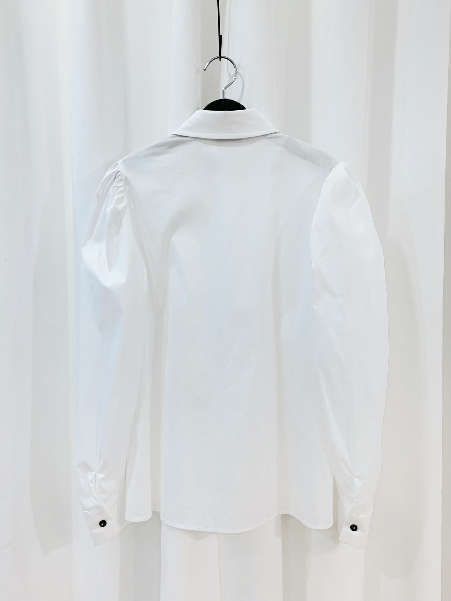 澎袖黑釦白襯衫