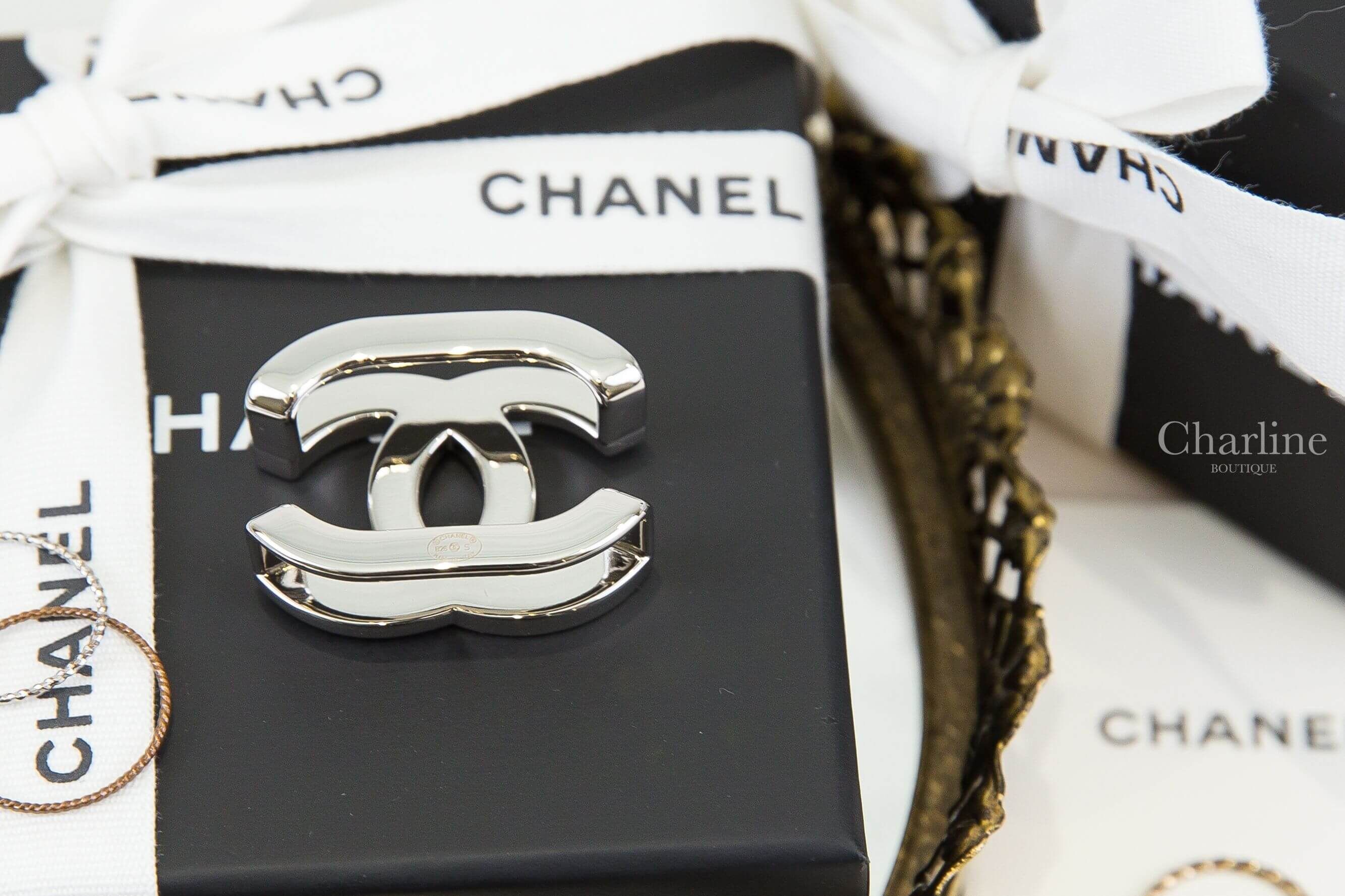 Chanel Scarf Ring 黑色CC銀色邊框圍巾扣環-Charline Boutique 精品代購