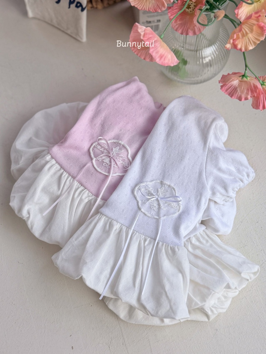 正韓夏bunnytail 側邊刺繡澎袖上衣