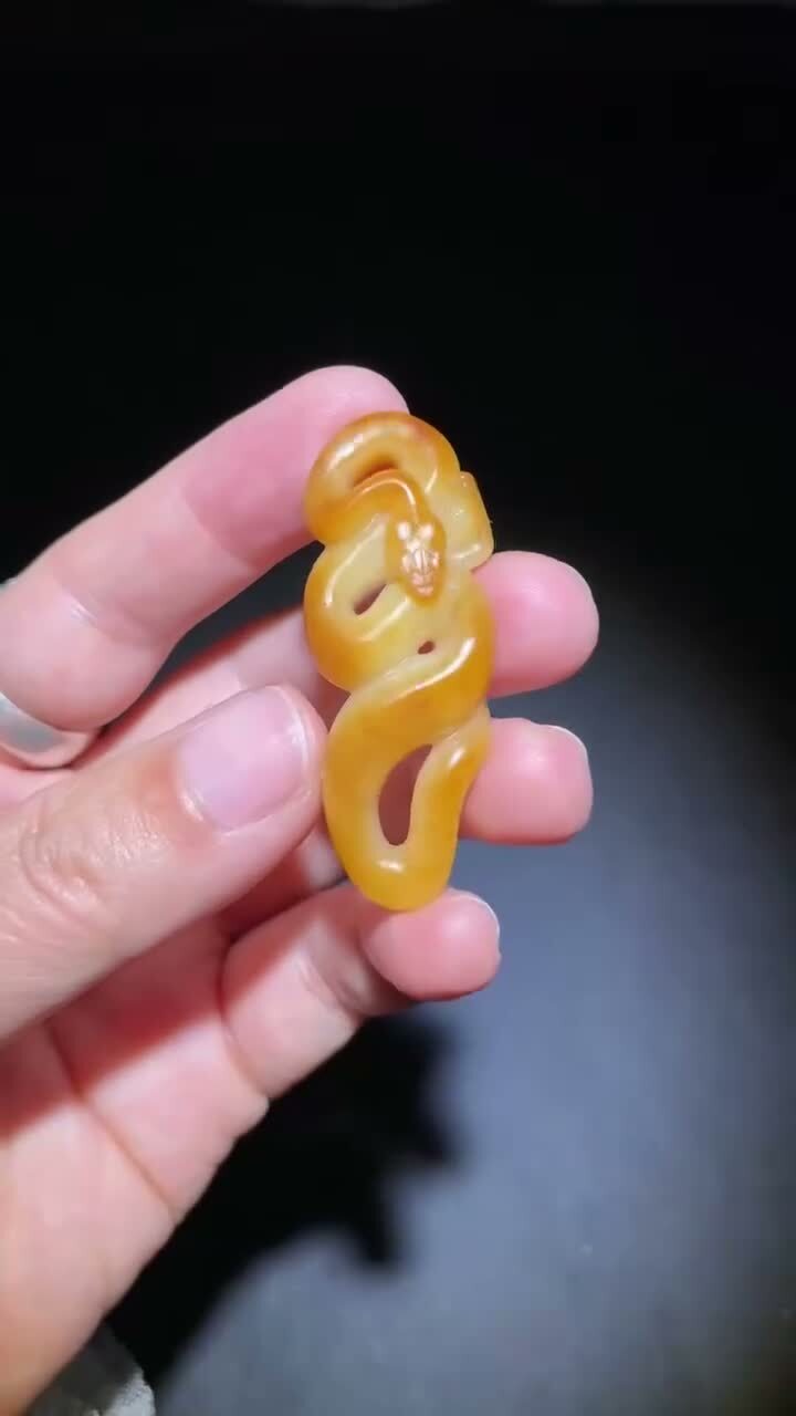 316723 和田玉籽料黃沁蛇