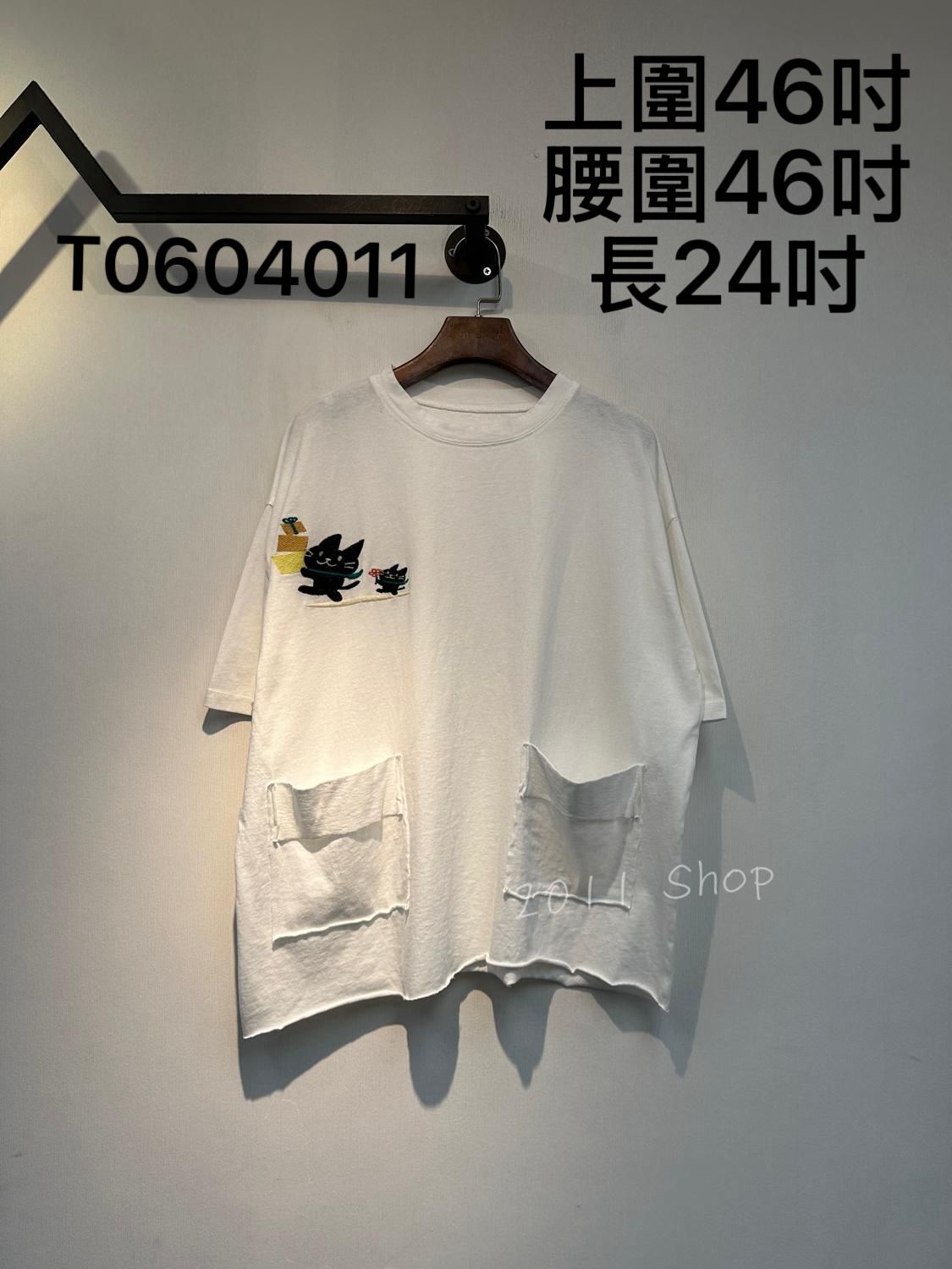 出口日本前口袋刺繡黑色貓咪T恤 上圍46吋 腰圍46吋 長24吋 T0604011