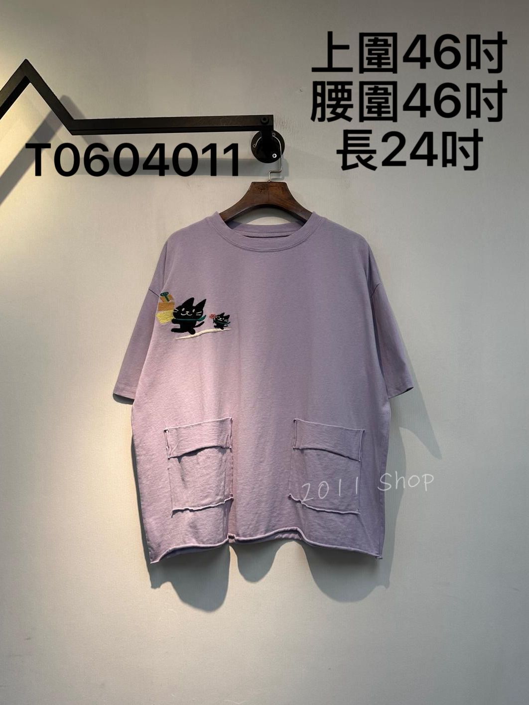 出口日本前口袋刺繡黑色貓咪T恤 上圍46吋 腰圍46吋 長24吋 T0604011