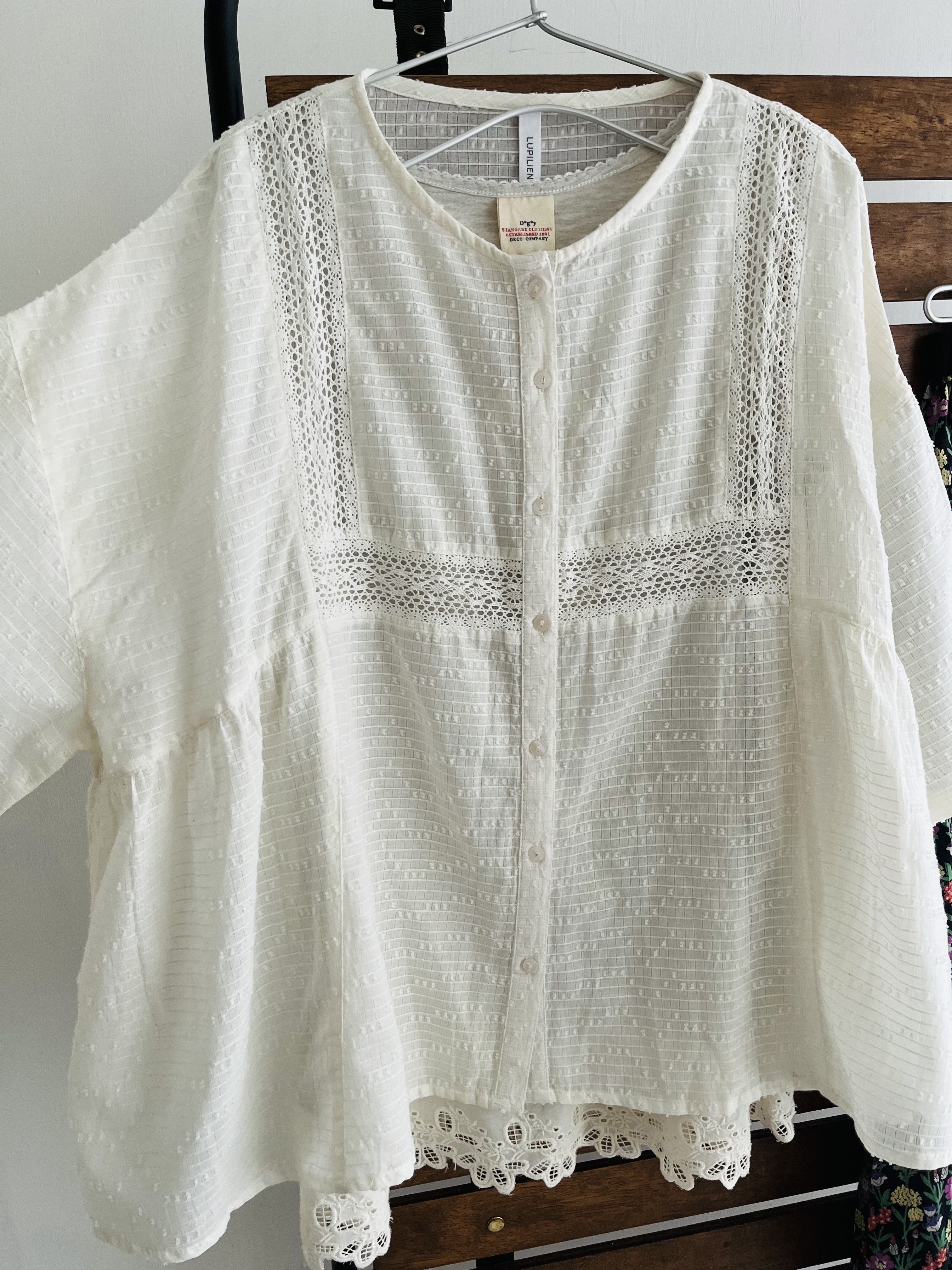 LUPILIEN米白色暗紋格仔鈎花top