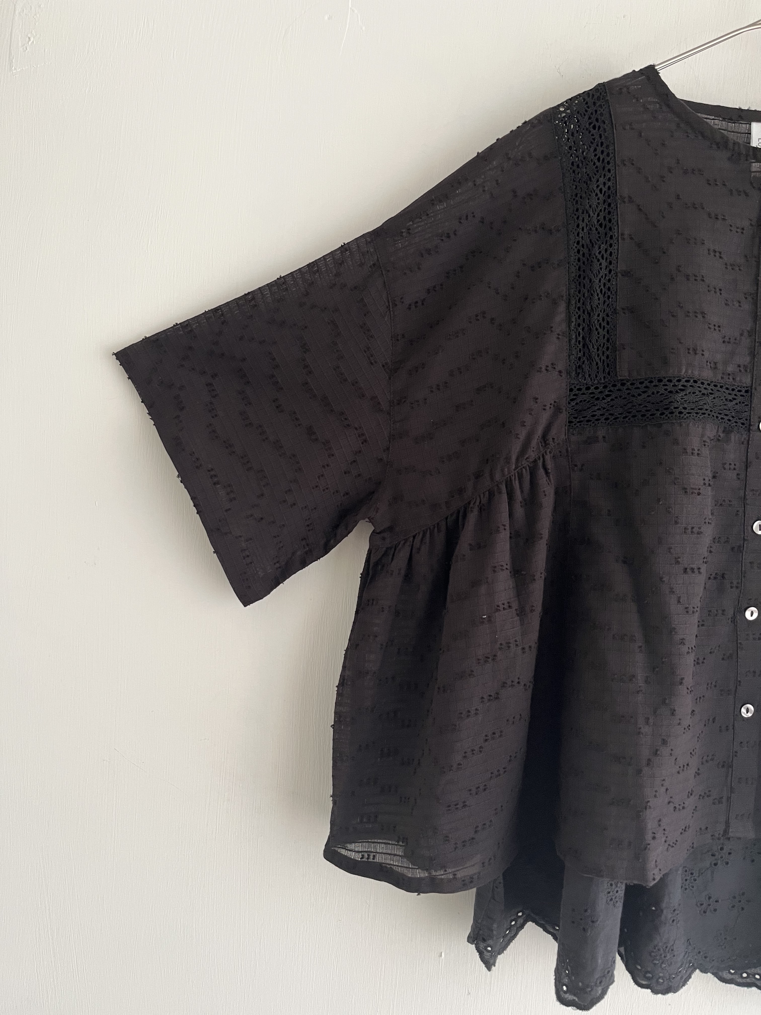 LUPILIEN黑色暗紋格仔鈎花top