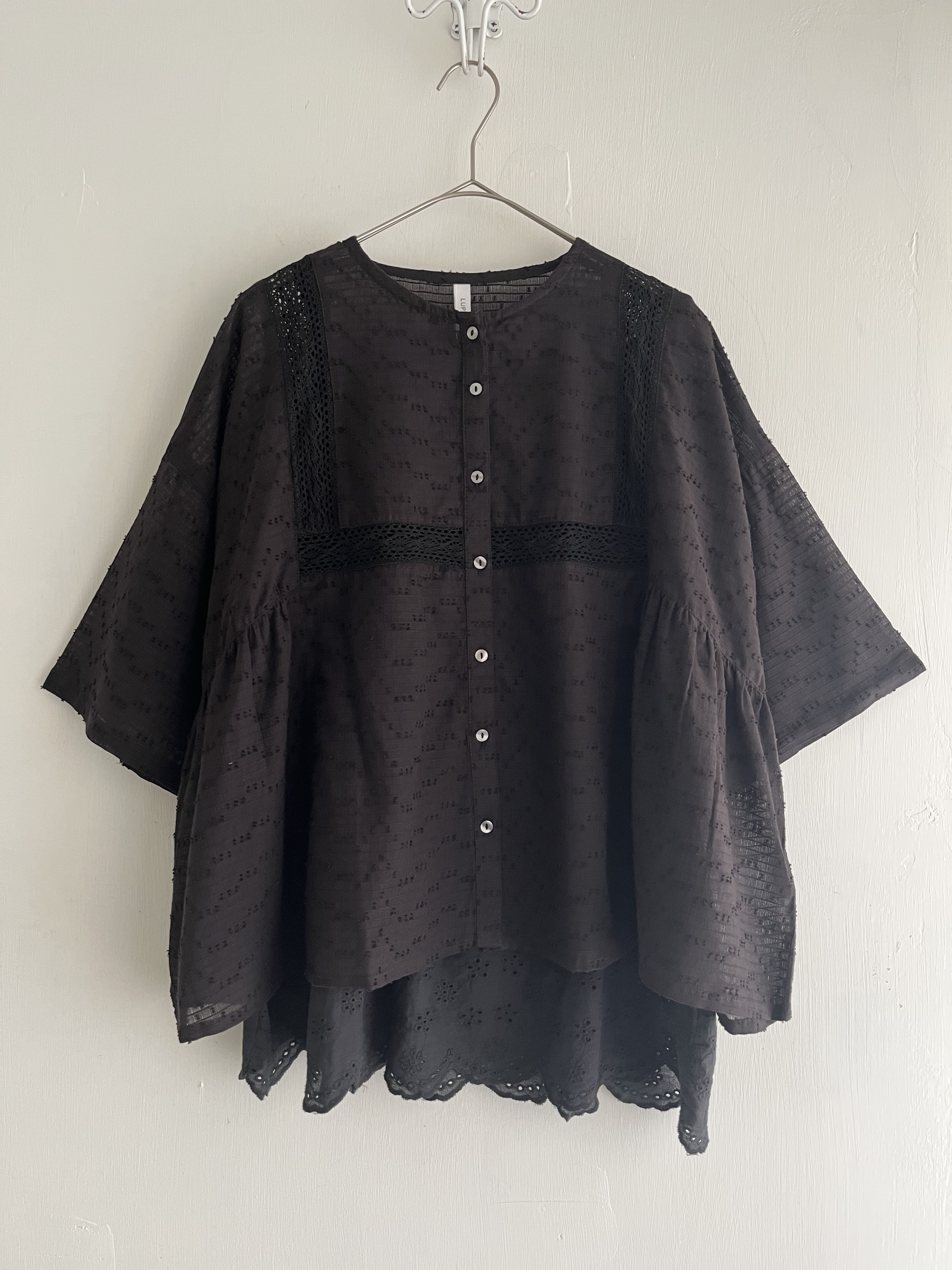 LUPILIEN黑色暗紋格仔鈎花top