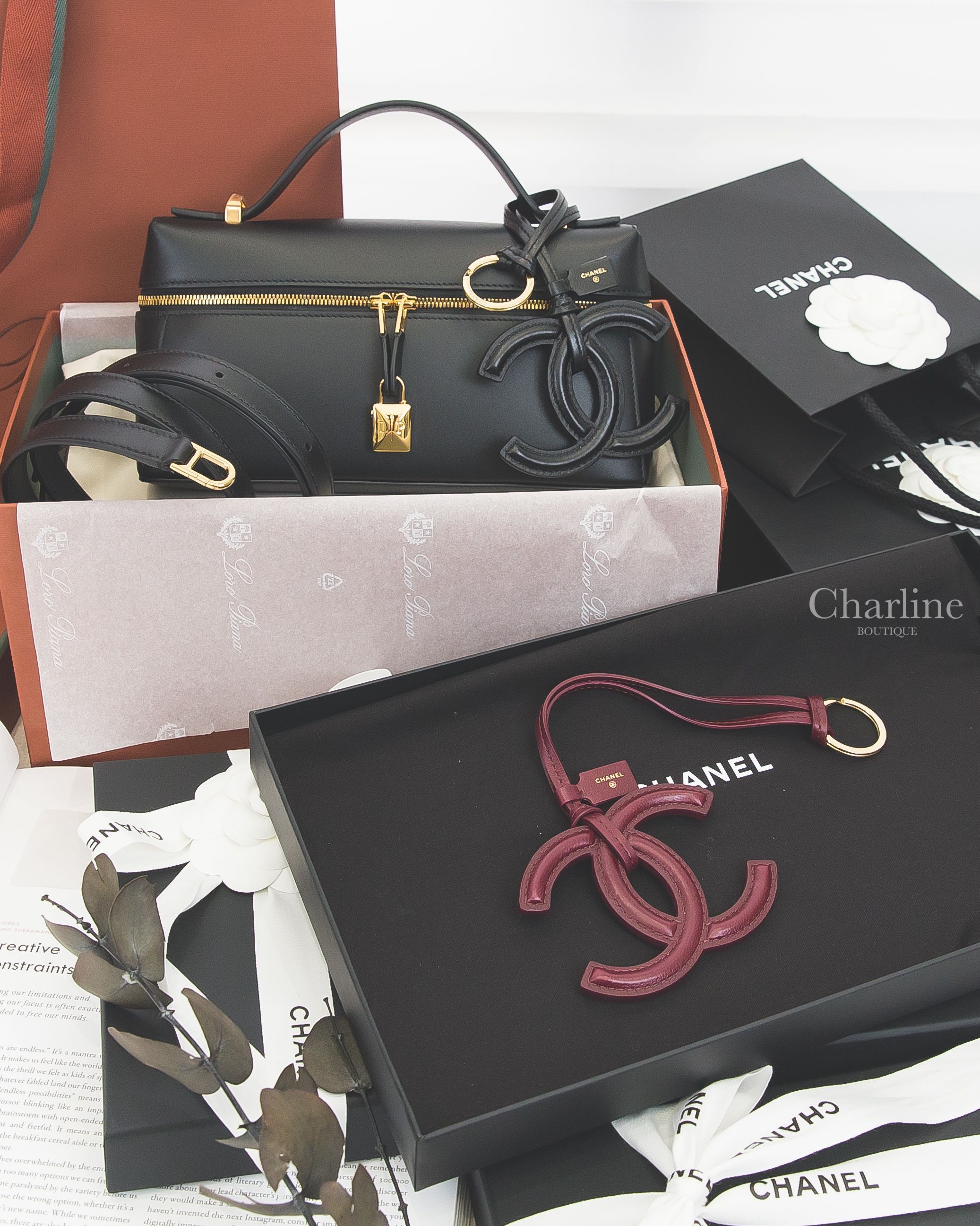 Chanel 深勃根地酒紅羊皮金色鑰匙圈CC吊飾,Chanel 黑色羊皮金色鑰匙圈CC吊飾,Loro Piana Extra Bag L23 黑色小牛皮金色鎖頭手提肩背包-Charline Boutique 精品代購