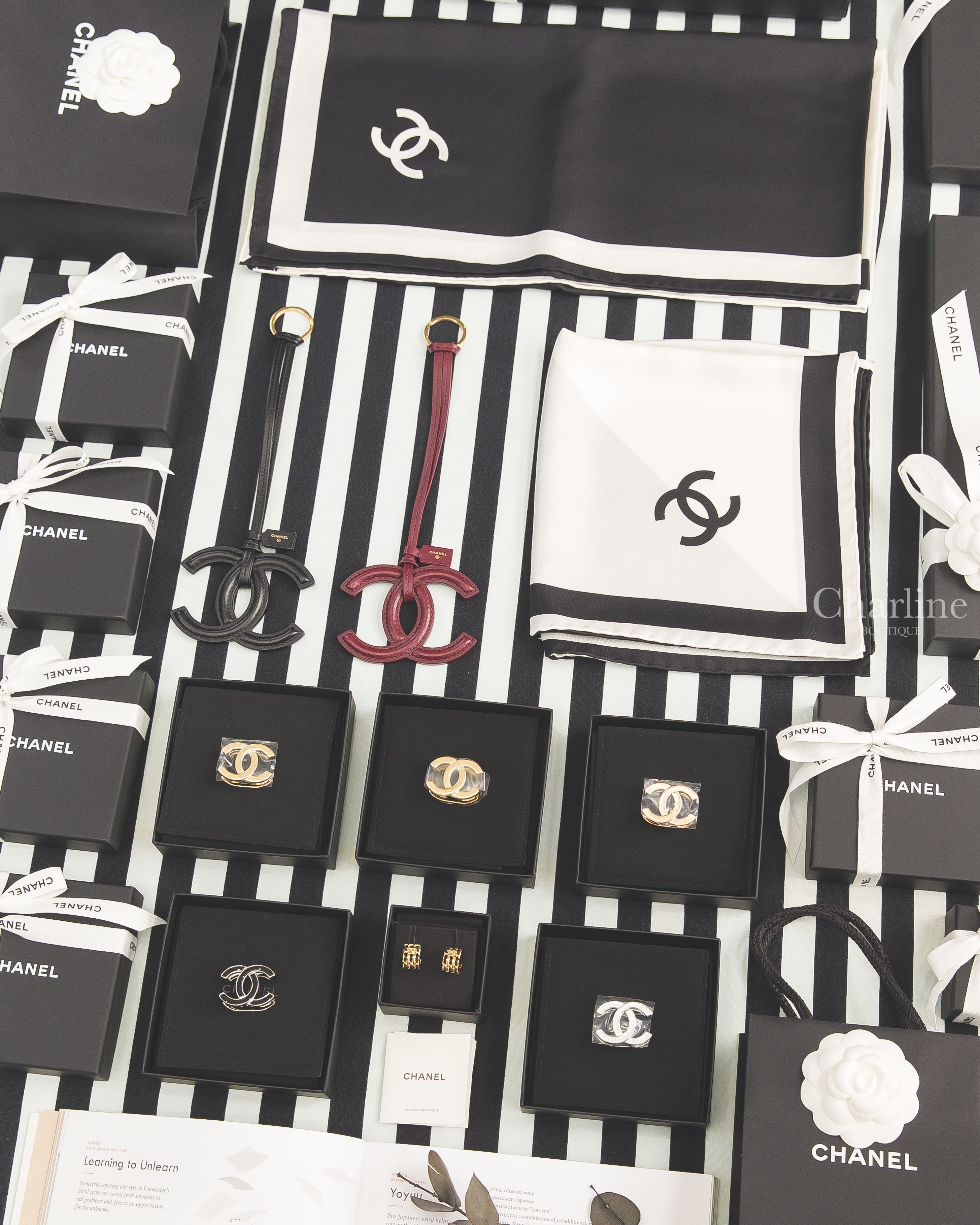 Chanel 金色CC黑色皮穿鏈圓圈耳環,金色CC圍巾扣環,銀色CC圍巾扣環,黑色CC銀色邊框圍巾扣環,深勃根地酒紅羊皮金色鑰匙圈CC吊飾,黑色羊皮金色鑰匙圈CC吊飾,黑白拼色CC真絲方巾-Charline Boutique 精品代購