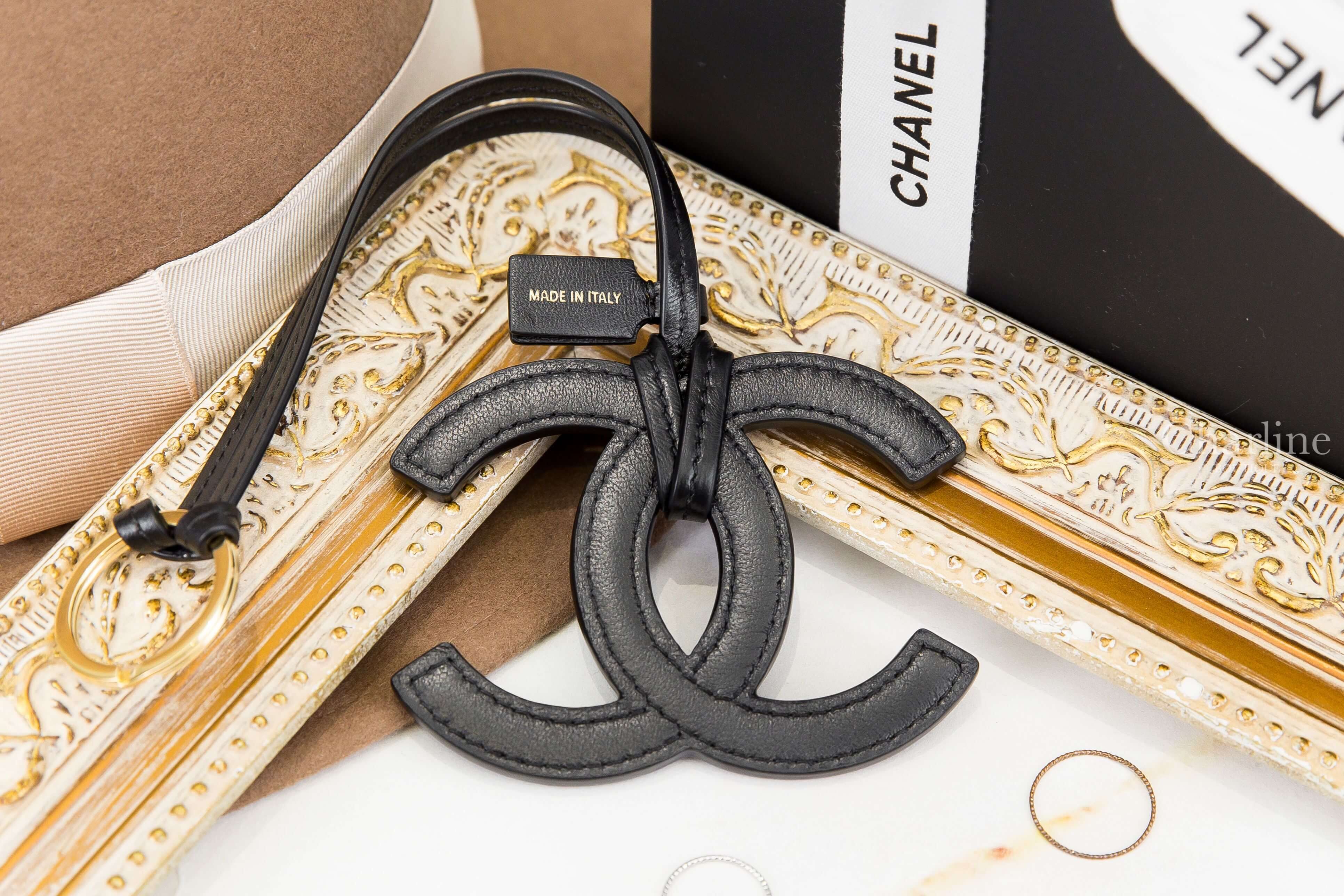 Chanel Mini Bag Charm 黑色羊皮金色鑰匙圈CC吊飾-Charline Boutique 精品代購