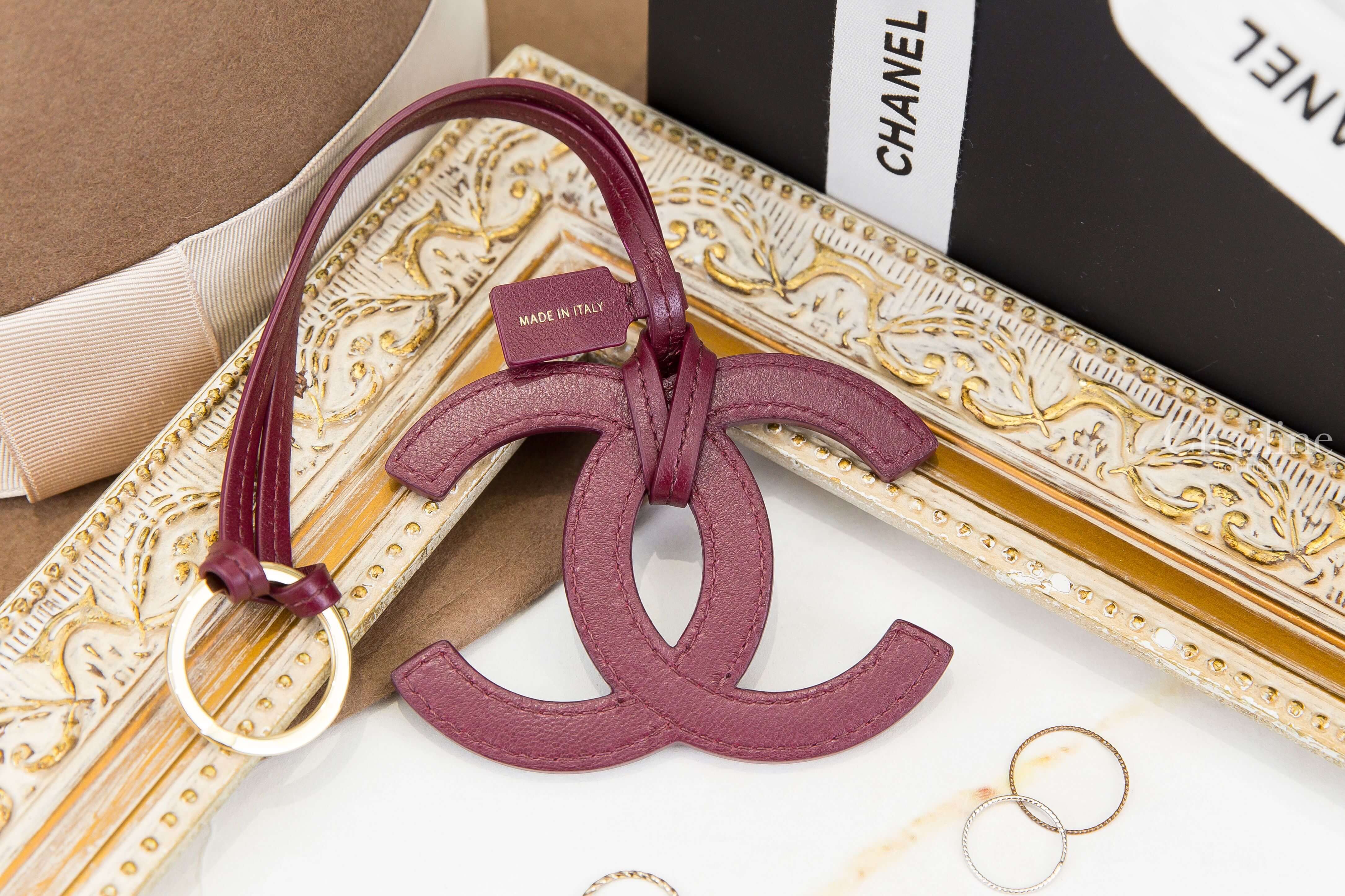 Chanel Mini Bag Charm 深勃根地酒紅羊皮金色鑰匙圈CC吊飾-Charline Boutique 精品代購