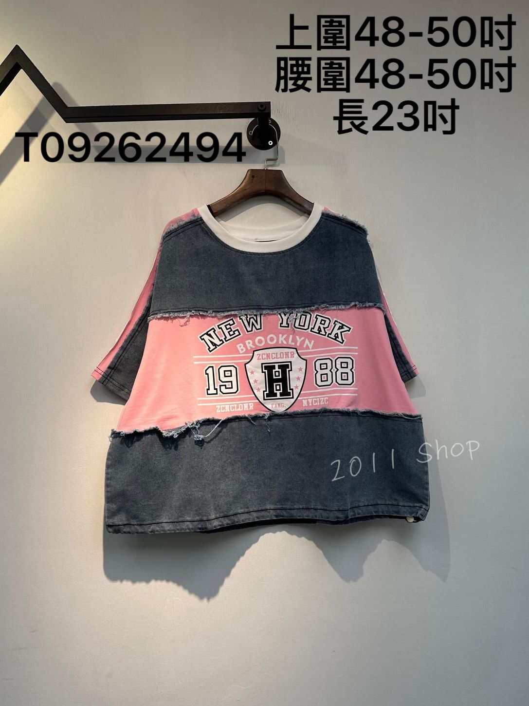 美式復古圖案洗水牛仔拼布短TOP 上圍48-50吋 腰圍48-50吋 長23吋 T09262494