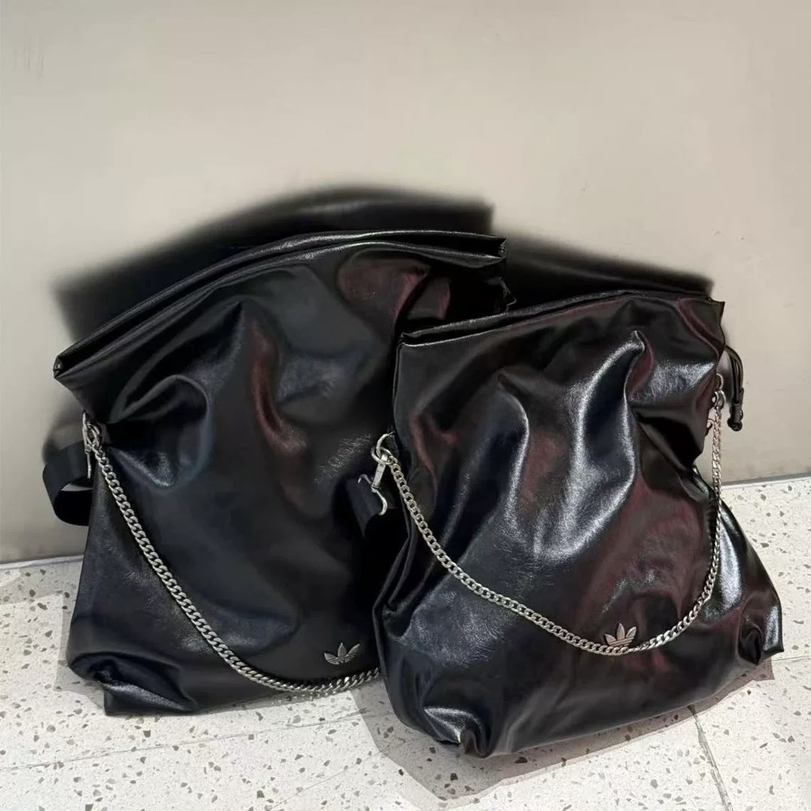 【Luxury】ADIDAS 愛迪達 小香鏈條包 皮革包 22bag 流浪包 三葉草 質感腋下包 手提肩 黑色亮皮 KS5157 KS5159